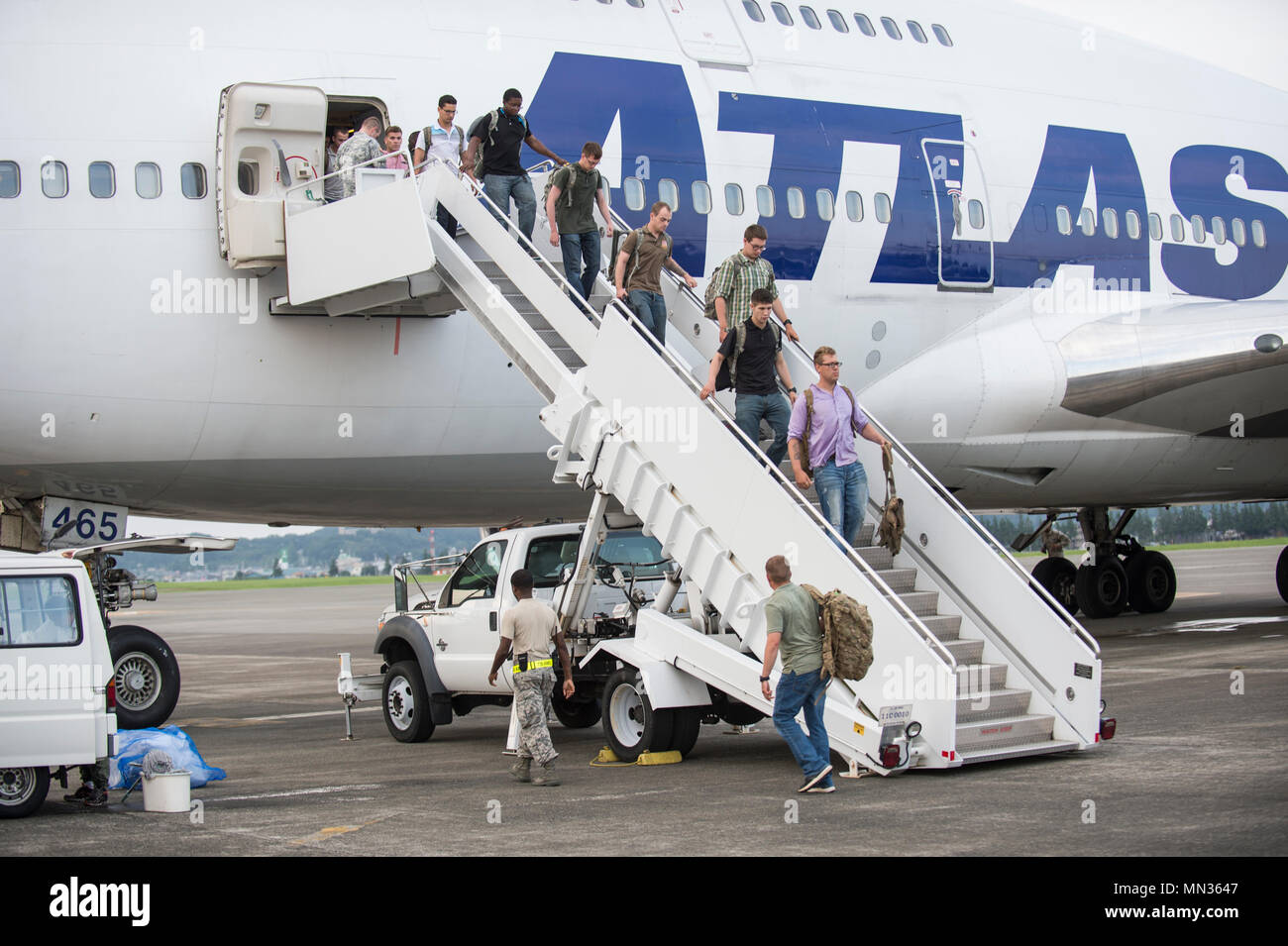 I soldati assegnati a U.S. Pacifico esercito Comando (USARPAC) sbarcare un piano commerciale presso la linea di volo di Yokota Air Base come essi arrivano in Giappone per il prossimo esercizio Orient scudo 2017 (OS 17). OS 17 è un annuale, bilaterali esercizio cosponsored dal Giappone terra Forza di Autodifesa (JGSDF) e USARPAC ed è programmato per avere luogo in Settembre 11 attraverso 25 in ed intorno a Higashi-Fuji Area Formazione nella Prefettura di Shizuoka e Ojojibara Area Formazione nella Prefettura di Miyagi. Foto Stock