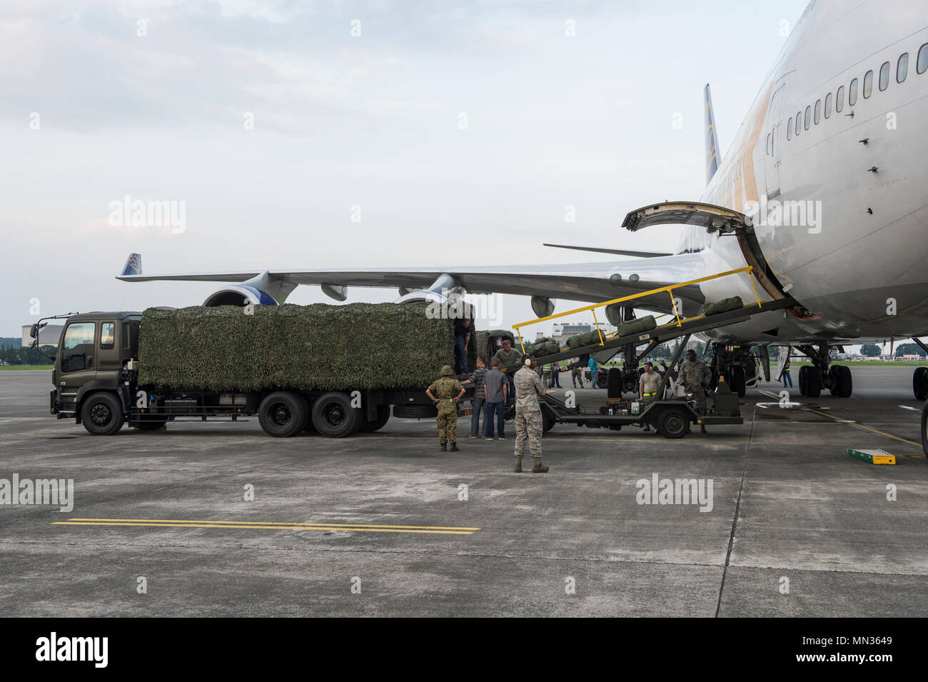 I soldati assegnati a U.S. Pacifico esercito Comando (USARPAC) sbarcare un piano commerciale presso la linea di volo di Yokota Air Base come essi arrivano in Giappone per il prossimo esercizio Orient scudo 2017 (OS 17). OS 17 è un annuale, bilaterali esercizio cosponsored dal Giappone terra Forza di Autodifesa (JGSDF) e USARPAC ed è programmato per avere luogo in Settembre 11 attraverso 25 in ed intorno a Higashi-Fuji Area Formazione nella Prefettura di Shizuoka e Ojojibara Area Formazione nella Prefettura di Miyagi. Foto Stock