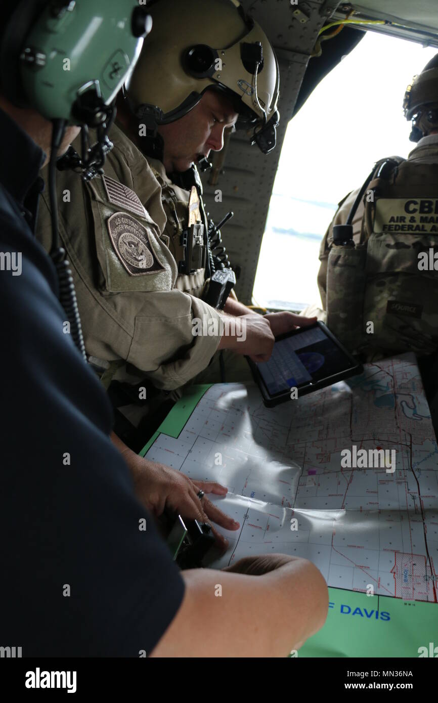 Darek Ardion, Calcasieu Parish Sheriff's Office e amo aria agente di interdizione Lou Weaver rivedere le mappe durante un'antenna alluvione missione di valutazione oltre il Lago di Charles, la martedì pomeriggio. Foto di Robert Brisley Foto Stock