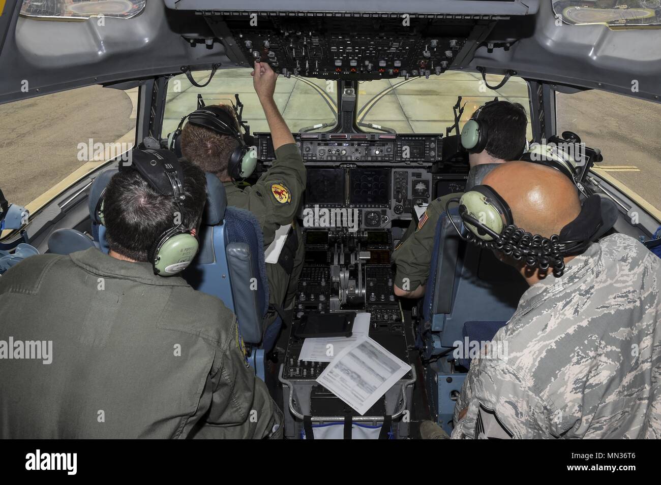 Equipaggio dal xvi Airlift Squadron prepararsi per una risposta di emergenza la missione in risposta a uragano Harvey il Agosto 29. Per la missione, due C-17 Globemaster III giunto a sinistra la base portante di Charleston 30,6 tonnellate di rifornimenti di Alessandria Aeroporto Internazionale, Alessandria, La. una volta che l'aeromobile è arrivato in Louisiana, il carico è stato scaricato e portato a strategiche posizioni di marcia avanti per facilitare gli interventi di soccorso. (Foto di Senior Airman Thomas T. Charlton) Foto Stock