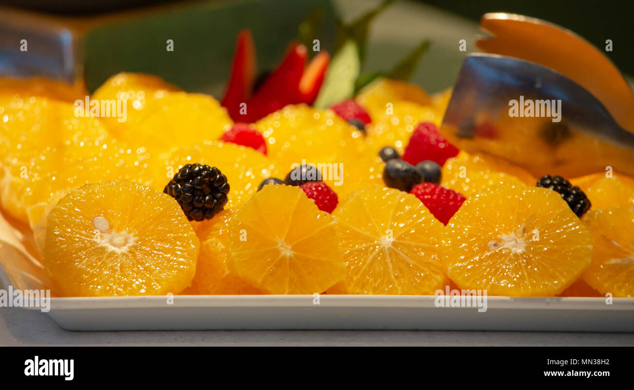 Fette di arance e frutti di bosco Foto Stock