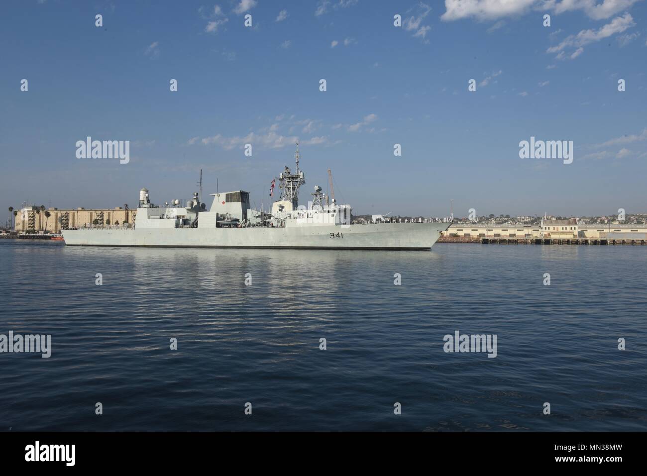 La HMCS Ottawa (FFH 341) è una fregata classe Halifax della Royal Canadian Navy commissionata nel 1996. L'immagine d'archivio documenta la nave da guerra che arriva al porto di Los Angeles il 31 agosto 2017, per partecipare alla seconda annuale LA Fleet Week, un evento di sensibilizzazione pubblica che presenta servizi navali e marittimi. Foto Stock