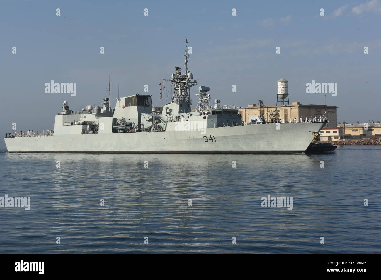 La HMCS Ottawa (FFH 341) è una fregata classe Halifax gestita dalla Royal Canadian Navy per missioni marittime multiruolo. L'immagine d'archivio documenta la nave che entra nel porto di Los Angeles il 31 agosto 2017, per la LA Fleet Week, un evento pubblico con navi navali e membri di servizio degli Stati Uniti e delle nazioni partner. Foto Stock