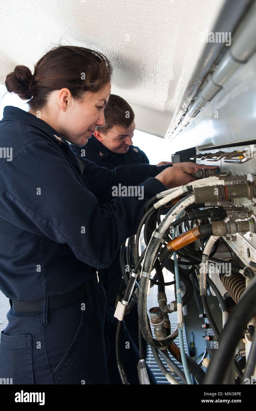 170831-N-AC254-153 OCEANO INDIANO (Agosto 31, 2017) Cryptologic tecnico (tecnico) 1a classe Taryn Shannon, nativo di Carver, Massachusetts, e Cryptologic tecnico (tecnico) 1a classe Daniel legno, nativo di Hesperia, California, entrambi assegnati al reparto operazioni a bordo dell'assalto anfibio nave USS America (LHA 6), individuare e risolvere i problemi di un SLQ-32 antenna su una delle navi deck meteo come parte della normale manutenzione pianificata. America, parte dell'America anfibio gruppo pronto, con avviato xv Marine Expeditionary Unit, è operativo in Indo-Asia regione del Pacifico per strengt Foto Stock