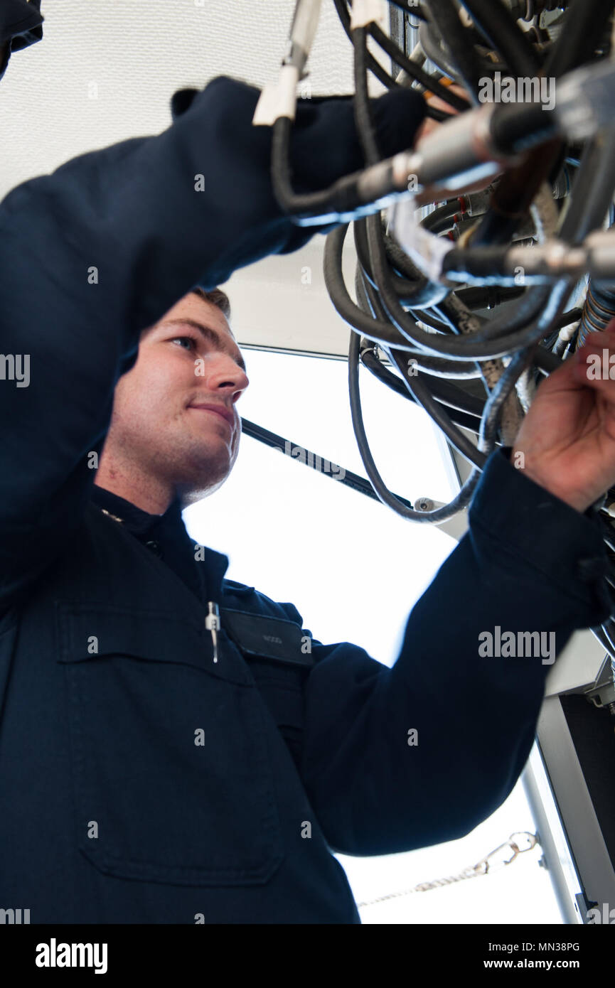 170831-N-AC254-179 OCEANO INDIANO (Agosto 31, 2017) Cryptologic tecnico (tecnico) 1a classe Daniel legno, nativo di Hesperia, California, assegnati al reparto operazioni a bordo dell'assalto anfibio nave USS America (LHA 6), germogli di errore un SLQ-32 antenna su una delle navi deck meteo come parte della normale manutenzione pianificata. America, parte dell'America anfibio gruppo pronto, con avviato xv Marine Expeditionary Unit, è operativo in Indo-Asia regione del Pacifico per rafforzare i partenariati e servire come una pronta risposta in vigore per qualsiasi tipo di emergenza. (U.S. Navy foto di Foto Stock