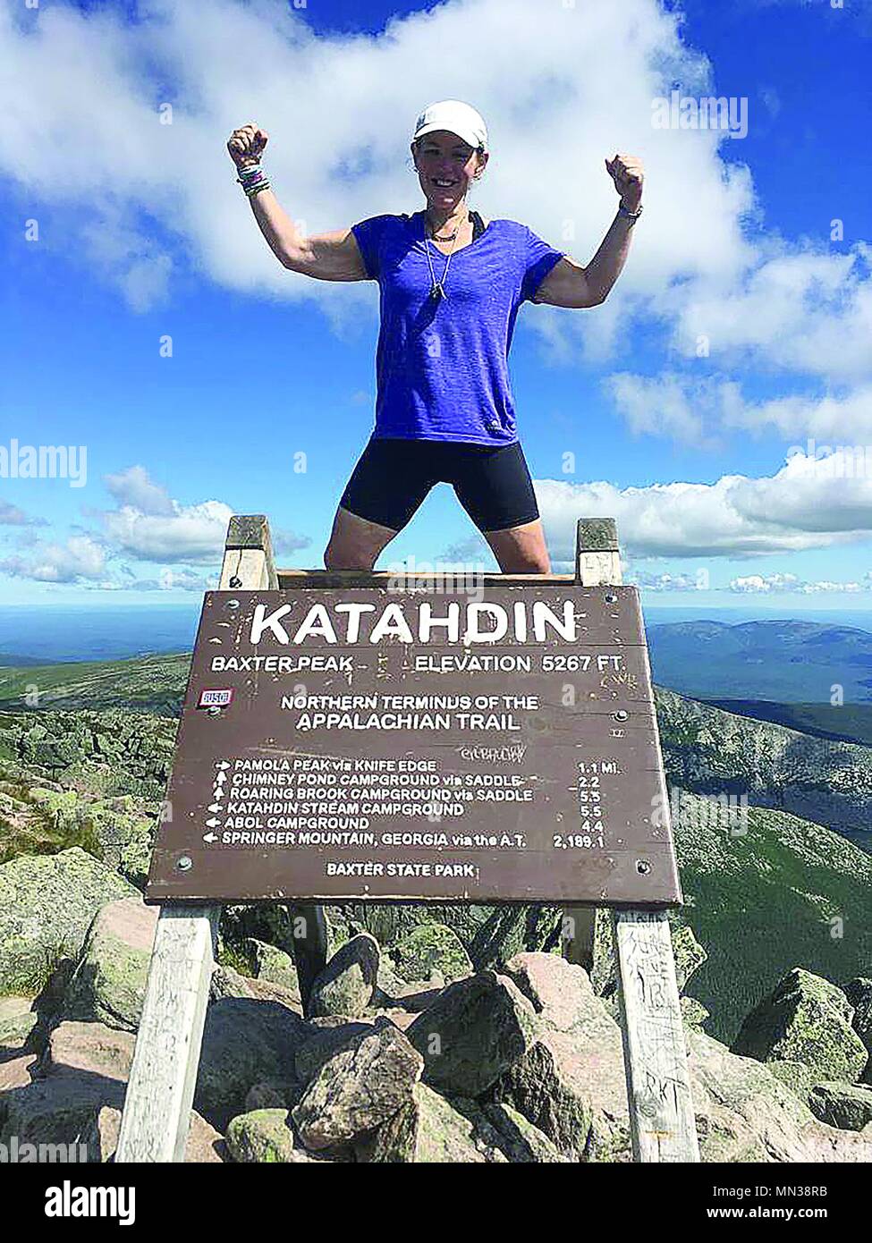 Julie Coffman pone alla Baxter picco sul Monte Katahdin, il punto di arresto del northbound Appalachian Trail, 30 luglio. Coffman camminato fino 2,198 miglia sul suo cammino. Contribuito (foto) Foto Stock