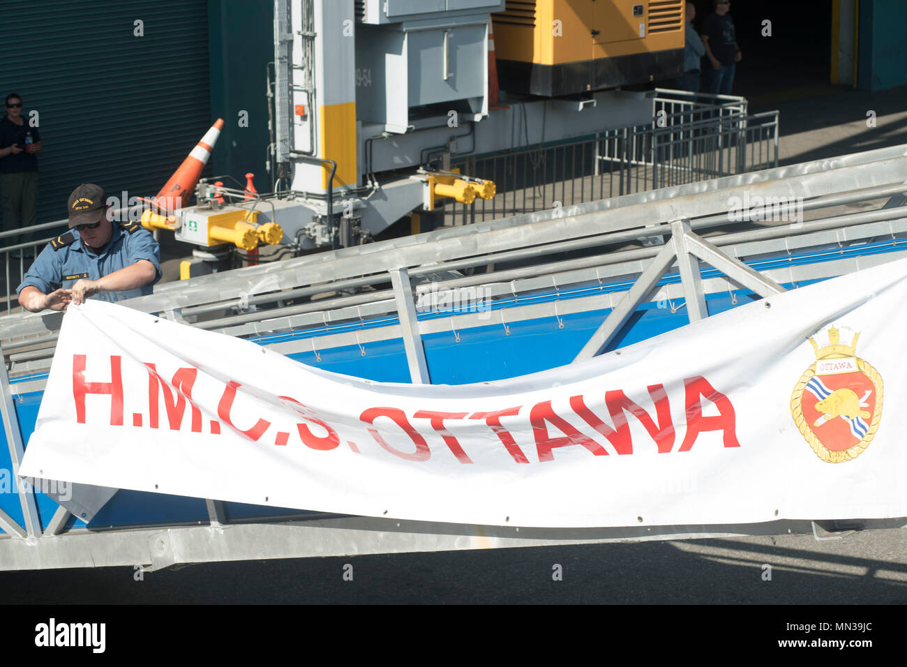 La HMCS Ottawa (FFH 341) è una fregata classe Halifax della Royal Canadian Navy commissionata nel 1996 e costruita dalla Saint John Shipbuilding. L'immagine d'archivio documenta un marinaio che appende uno striscione dal fronte della nave dopo essere ormeggiato al porto di Los Angeles il 31 agosto 2017, durante la Los Angeles Fleet Week. Foto Stock