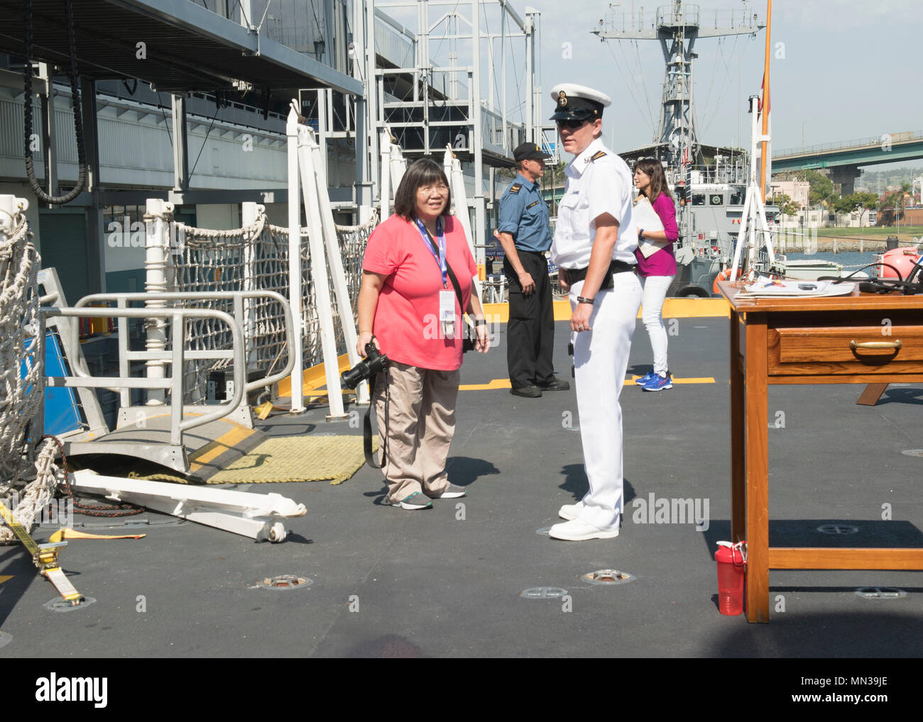La HMCS Ottawa (FFH 341) è una fregata classe Halifax gestita dalla Royal Canadian Navy e messa in servizio nel 1996. L'immagine d'archivio registra un ufficiale navale canadese che parla con i media locali a bordo della nave dopo essere ormeggiato al porto di Los Angeles il 31 agosto 2017, durante la Los Angeles Fleet Week. Foto Stock