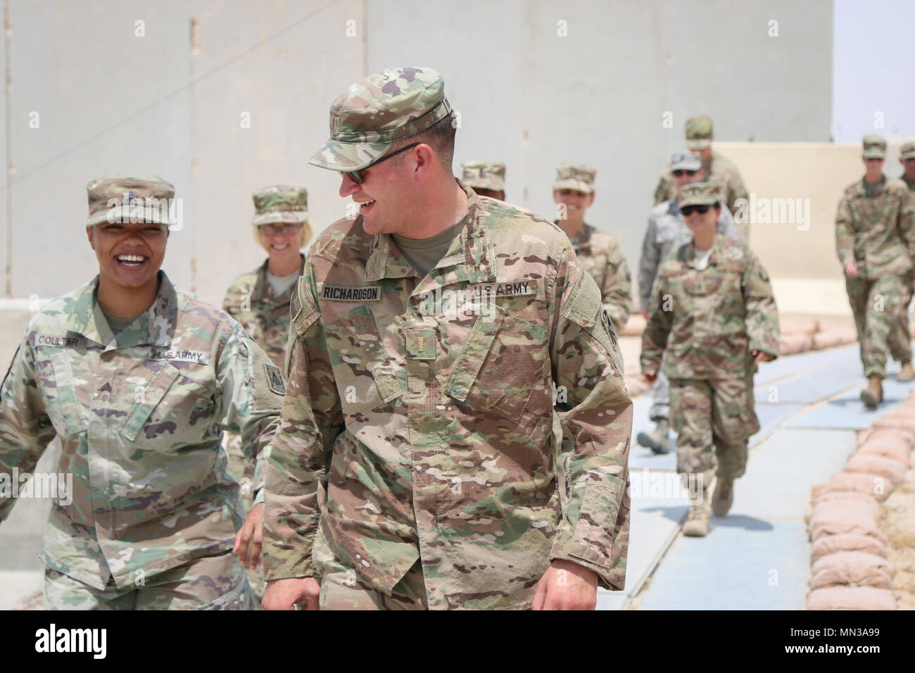 I soldati del bravo batteria, 2° Battaglione, xliii la difesa aerea reggimento di artiglieria, xi difesa aerea della brigata di artiglieria, alla guida di un gruppo di personale dell'Air Force su un tour del loro sito su Al Udeid Air Base, Qatar, Agosto 17, 2017. L'aria difensori ospitano regolarmente visite per il personale dell'Air Force sulla base al fine di accrescere la comprensione e facilitare il partenariato tra i rami. (U.S. Foto dell'esercito da Staff Sgt. John Healy) Foto Stock