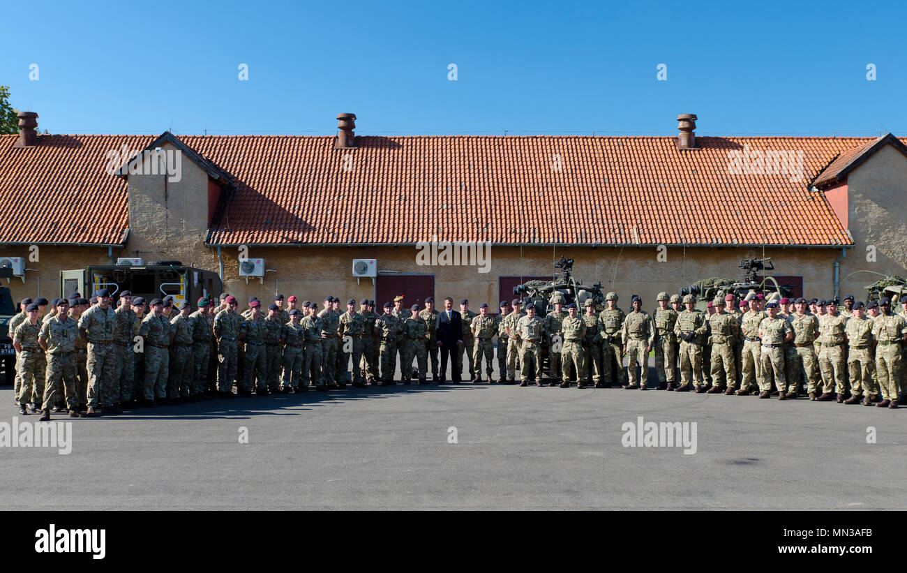 Il Ministro britannico delle Forze Armate Mark Lancaster visite Battle Group Polonia USA, Regno Unito e soldati rumeni al Bemowo Piskie Area Formazione, e il agosto 30. L unica battaglia multinazionale gruppo, composto da Stati Uniti, Regno Unito e soldati rumeni servire con il polacco della XV Brigata meccanizzata come una forza di dissuasione nel nord-est della Polonia a sostegno della NATO in avanti rafforzata presenza. (U.S. Foto dell'esercito da Capt. John W. Strickland/ rilasciato) Foto Stock