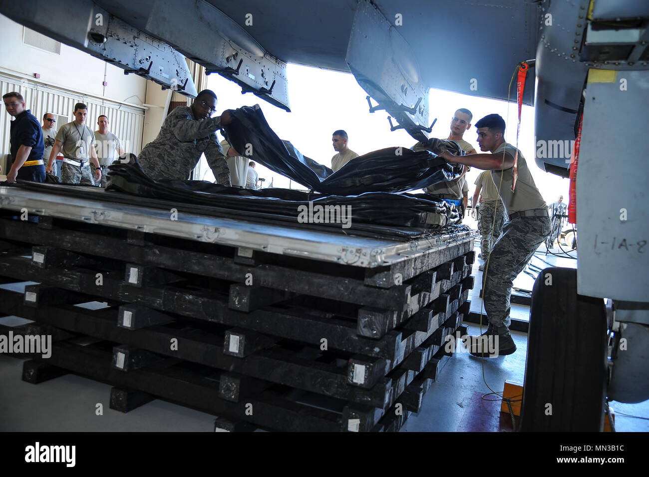 355la manutenzione delle attrezzature Squadron aviatori assegnati al si è schiantato, danneggiati o aeromobili disabili il team di recupero della posizione di un secondo modulo di sacche pneumatiche in preparazione di airbag un sollevamento A-10C Thunderbolt II a Davis-Monthan Air Force Base, Ariz., Agosto 28, 2017. Posizionamento del modulo è di fondamentale importanza per il successo del sollevamento, come ogni modulo deve essere spostato in modo uniforme sull'altro. (U.S. Air Force foto di Senior Airman Mya M. Crosby) Foto Stock