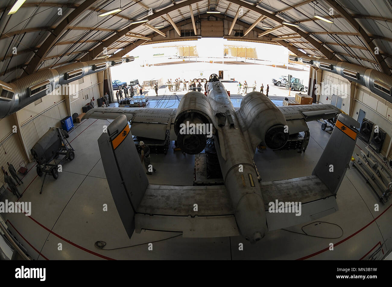 Un U.S. Air Force A-10C Thunderbolt II assegnato al 357Fighter Squadron si siede in una linea di volo hangar dopo essere stato airbag sollevato dal 355a interventi di manutenzione delle apparecchiature Squadron si è schiantato, danneggiati o disabilitato aerei del team di recupero a Davis-Monthan Air Force Base, Ariz., Agosto 28, 2017. Il team CDDAR effettuata la sei ore di lungo processo di sollevamento A-10 a causa di un atterraggio ritrazione. (U.S. Air Force foto di Senior Airman Mya M. Crosby) Foto Stock