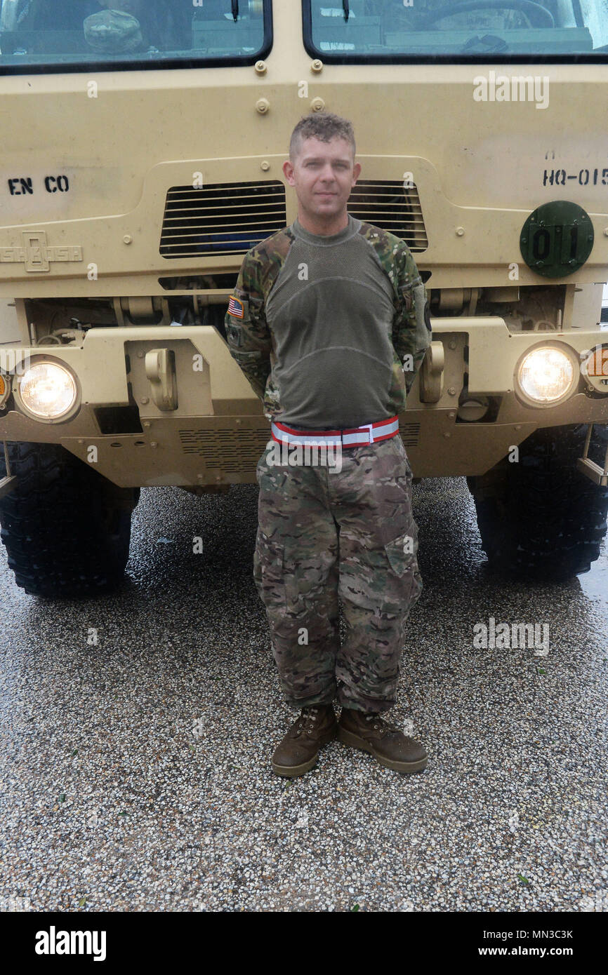 Spc. Johnathan Neal, 386Engineer battaglione, Texas Army National Guard, serve su stato Active Duty missione a seguito dell uragano Harvey in modo che egli possa aiutare il suo compagno Texans nel bisogno. (U.S. Esercito nazionale Guard foto di Capt. Martha Nigrelle) Foto Stock