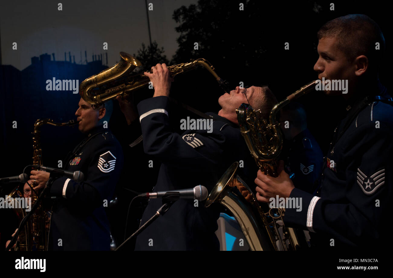 Stati Uniti Air Force Staff Sgt. Brian Connolly, U.S. Forze aeree in Europa jazz band sassofono (medio), riproduce il sassofono durante la band di prestazioni per il 73º anniversario della Rivolta Nazionale Slovacca in Banská Bystrica, Slovacchia, il 29 agosto 2017. La band, chiamato gli ambasciatori, è in grado di riprodurre anche nella capitale della nazione, Bratislava, per la celebrazione. La band USAFE rappresenta internazionale unico patrimonio musicale, la creazione e la conservazione di partenariati in gazzetta multi-militari nazionali e internazionali di comunicazione alla comunità eventi. (U.S. Air Force foto di Senior Airman Tryphena Mayh Foto Stock