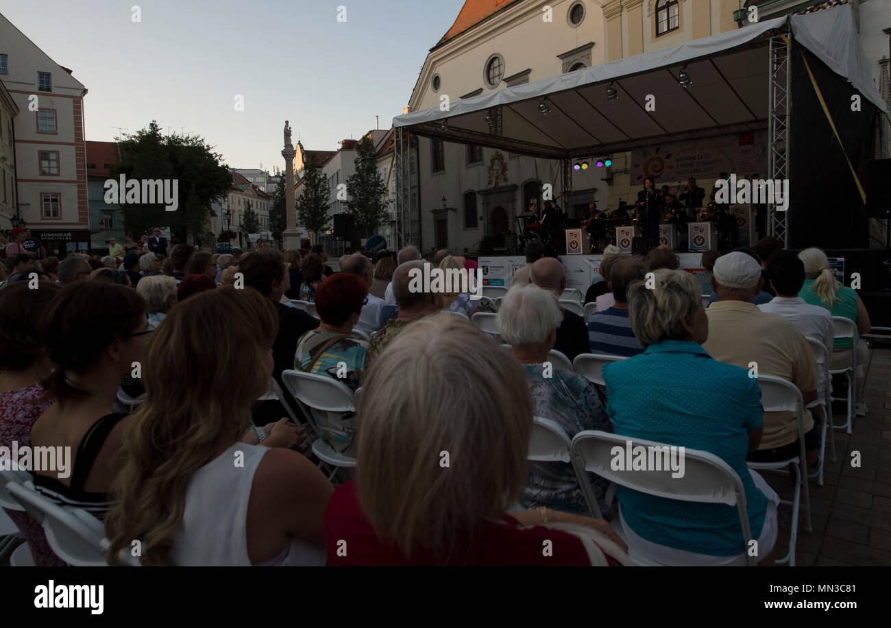 I membri degli ambasciatori, U.S. Forze aeree in Europa jazz band, eseguire prima di un pubblico per il 73º anniversario della Rivolta Nazionale Slovacca a Bratislava, in Slovacchia, il 30 agosto 2017. La band ha suonato inoltre presso il Museo della Rivolta Nazionale Slovacca in Banská Bystrica, Slovacchia, per la celebrazione. La USAFE Band di prestazioni aiuterà a preservare il reciproco impegno e fiducia tra gli Stati Uniti e la Slovacchia. (U.S. Air Force foto di Senior Airman Tryphena Mayhugh) Foto Stock