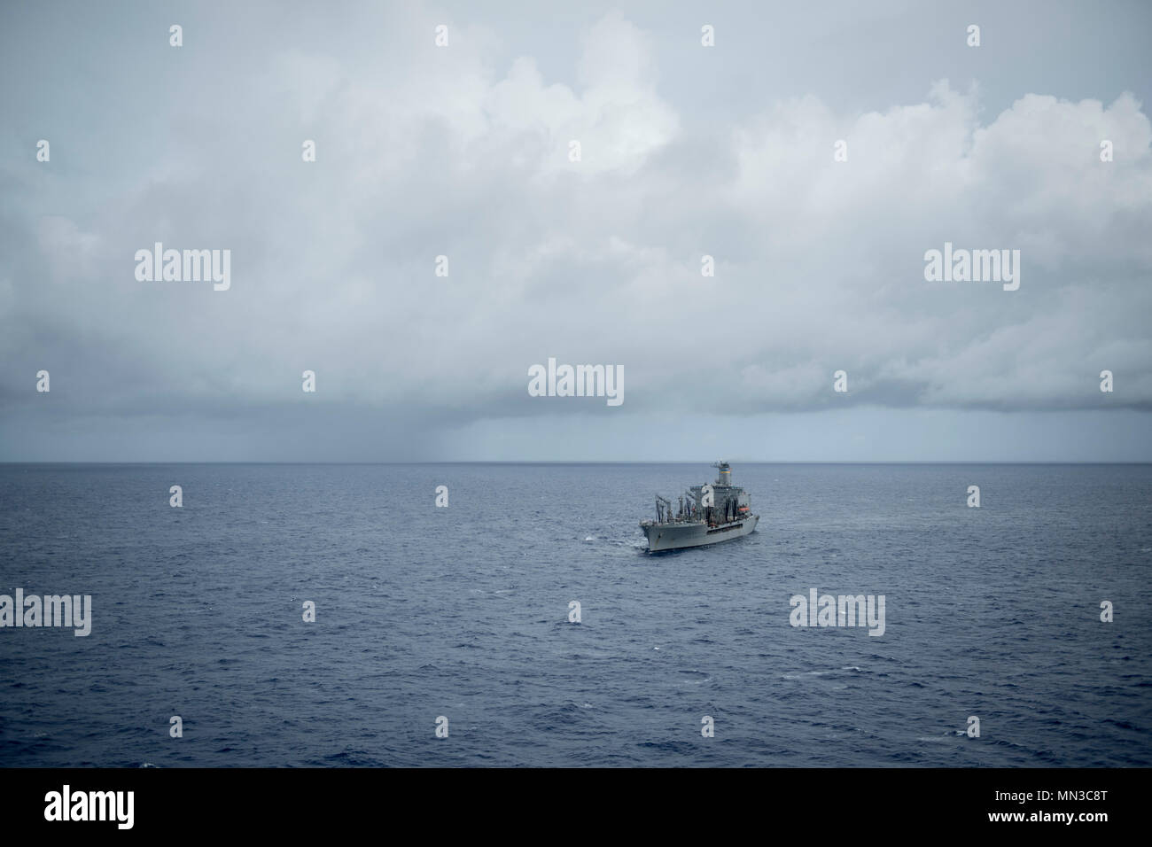 I militari di comando Sealift Henry J. Kaiser-class flotta oliatore di rifornimento USNS Pecos (T-AO 197) partecipa a un PHOTOEX durante l'esercizio pacifico Griffin 2017, al largo di Guam, 28 agosto 2017. Pacific Griffin 2017 è un esercizio tra Stati Uniti e Repubblica di Singapore Marine, che rappresentano le funzionalità avanzate di entrambe le Marine Militari di operare e lavorare insieme per garantire la sicurezza marittima e la stabilità. (U.S. Navy combattere la fotocamera dalle comunicazioni di massa Specialist 1a classe Benjamin A. Lewis) Foto Stock