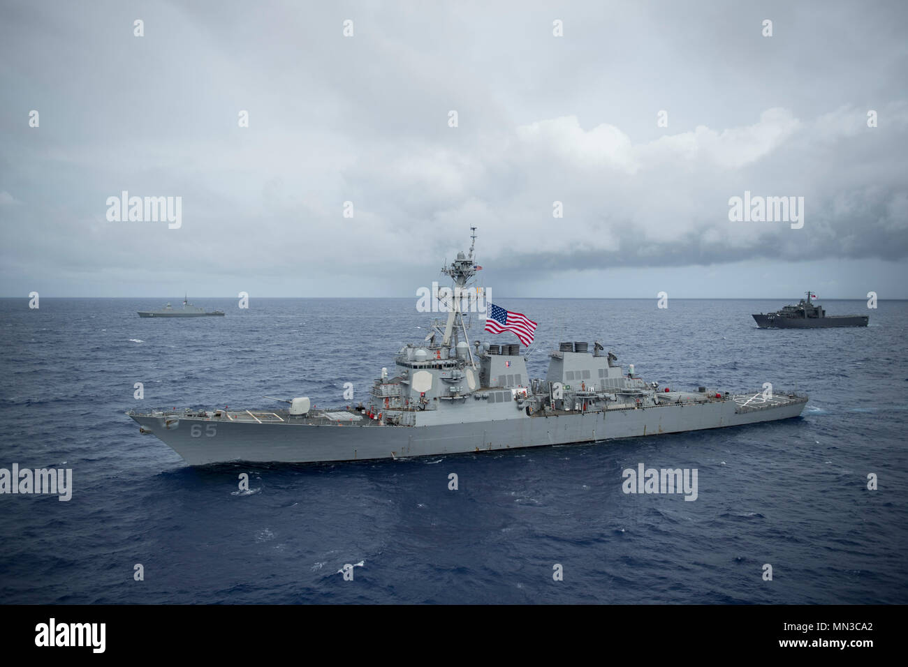 Il Arleigh Burke-class guidato-missile destroyer USS Benfold (DDG 65), anteriore, Repubblica di Singapore della Marina (RSN) RSS suprema FFS (73), a sinistra, e RSS Endurance (LST 207), destra, partecipare a un PHOTOEX durante l'esercizio pacifico Griffin 2017, al largo di Guam, 28 agosto 2017. Pacific Griffin 2017 è un esercizio tra gli Stati Uniti e la rete RSN, che rappresentano le funzionalità avanzate di entrambe le Marine Militari di operare e lavorare insieme per garantire la sicurezza marittima e la stabilità. (U.S. Navy combattere la fotocamera dalle comunicazioni di massa Specialist 1a classe Benjamin A. Lewis) Foto Stock