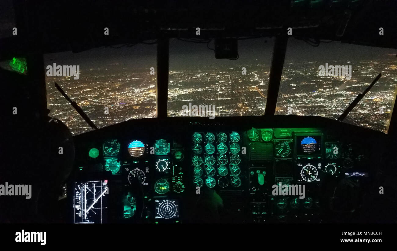 Tech. Sgt. Dirk ter Vira, 181st Airlift squadrone tecnico di volo, prende una foto di Dallas, Texas, al di fuori della finestra di un C-130H2 Hercules come il velivolo si prepara a terra presso l'Aeroporto Dallas Love Field 31 Agosto, 2017. L'equipaggio prelevati uragano Harvey sfollati da Beaumont, Texas. Cortesia (foto) Foto Stock