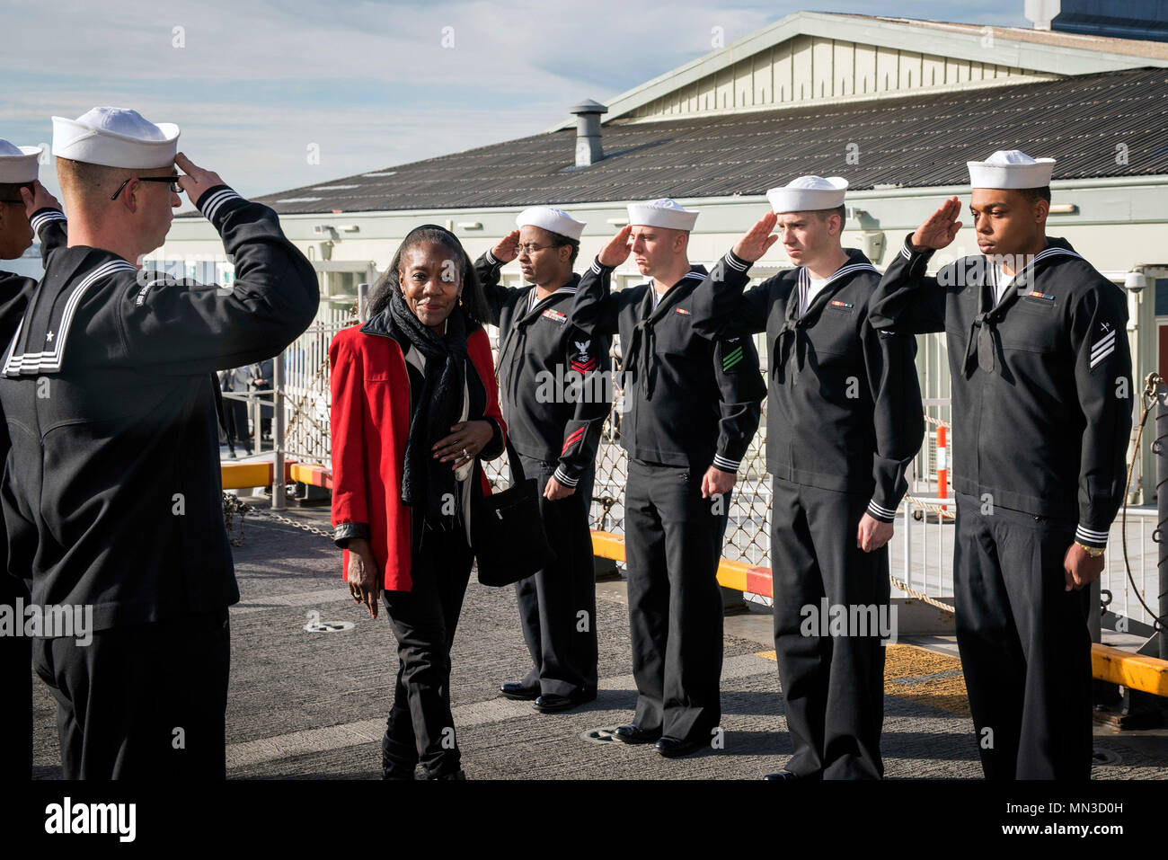 170901-N-WF272-004 MELBOURNE, Australia (sett. 1, 2017) il console generale Frankie Reed, U.S. Consolato Generale a Melbourne, passa attraverso sideboys a bordo dell'assalto anfibio nave USS Bonhomme Richard (LHD 6) prima di una nave tour. Bonhomme Richard, ammiraglia del Bonhomme Richard Expeditionary Strike Group (ESG), era a Melbourne per una programmata visita di porta per la connessione con la Comunità e permettere al personale la possibilità di vivere la cultura australiana. (U.S. Foto di Marina di Massa lo specialista di comunicazione 2a classe Diana Quinlan/rilasciato) Foto Stock 170901-N-WF272-004 MELBOURNE, Australia (sett. 1, 2017) il console generale Frankie Reed, U.S. Consolato Generale a Melbourne, passa attraverso sideboys a bordo dell'assalto anfibio nave USS Bonhomme Richard (LHD 6) prima di una nave tour. Bonhomme Richard, ammiraglia del Bonhomme Richard Expeditionary Strike Group (ESG), era a Melbourne per una programmata visita di porta per la connessione con la Comunità e permettere al personale la possibilità di vivere la cultura australiana. (U.S. Foto di Marina di Massa lo specialista di comunicazione 2a classe Diana Quinlan/rilasciato) Foto Stock