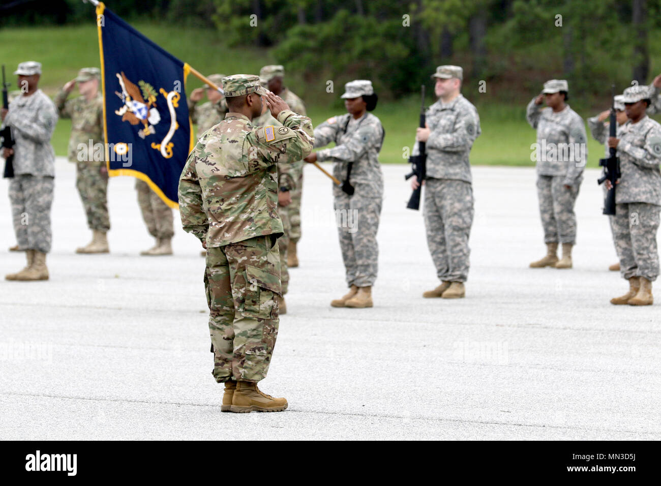 Stati Uniti La riserva di esercito di soldati provenienti da 98Training Division (entrata iniziale formazione) inattivato otto unità durante una cerimonia a Fort Benning, Georgia del 8 luglio 2017. Le unità che stanno per essere inattivati risale al 1917 e 1946 e i loro soldati servita in numerose operazioni che vanno dalla Prima Guerra Mondiale in Afghanistan. Il novantottesimo Training Division (IET) comandante generale, Briga. Gen. miglia A. Davis, detto queste unità nobilmente servito la nazione per generazioni. "Queste unità sono aumentati per ogni sfida dato a loro. Mi congratulo con i soldati e le famiglie, il passato e il presente di queste unità per il loro duro lavoro, Foto Stock