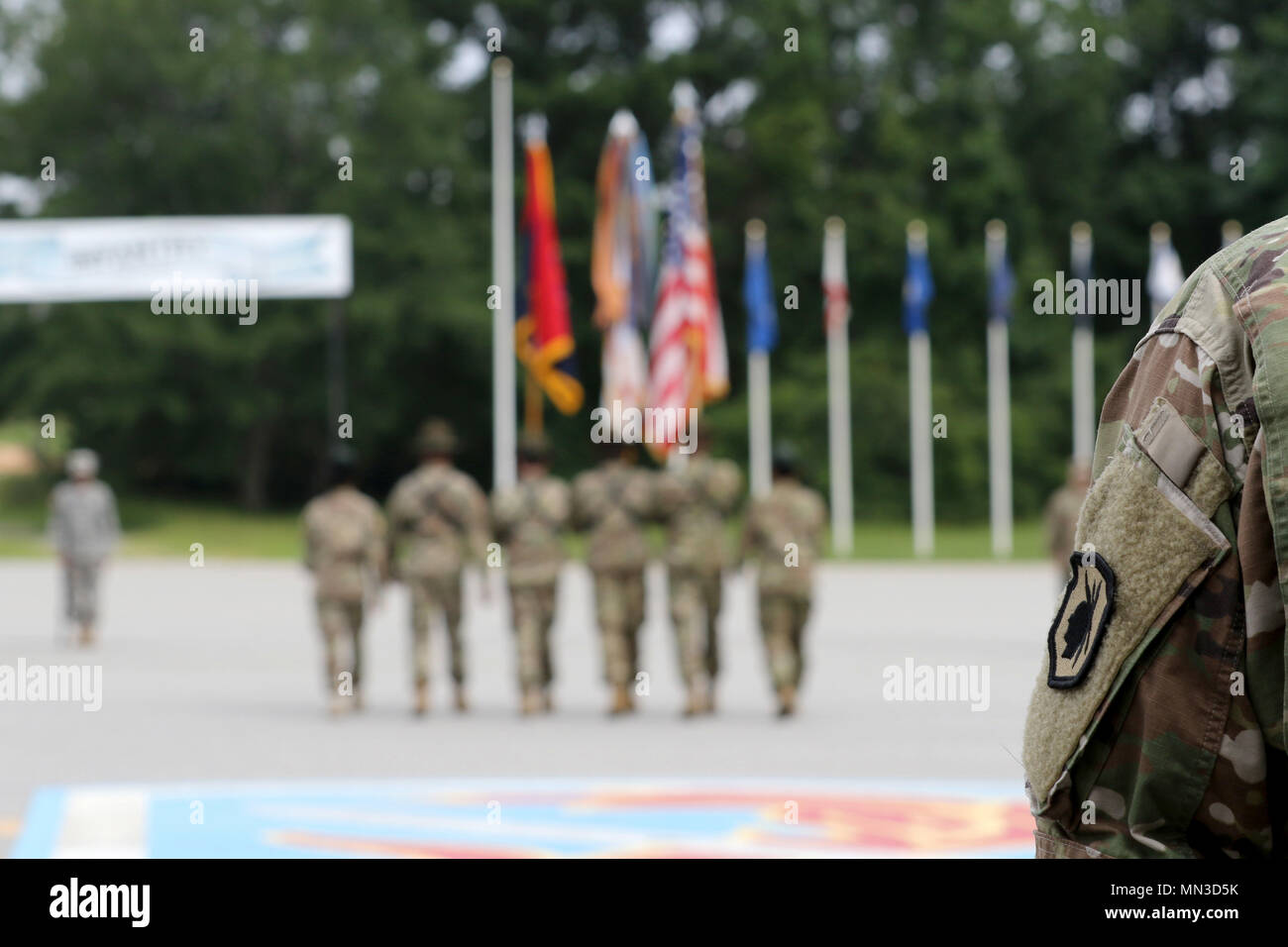 Stati Uniti La riserva di esercito di soldati provenienti da 98Training Division (entrata iniziale formazione) inattivato otto unità durante una cerimonia a Fort Benning, Georgia del 8 luglio 2017. Le unità che stanno per essere inattivati risale al 1917 e 1946 e i loro soldati servita in numerose operazioni che vanno dalla Prima Guerra Mondiale in Afghanistan. Il novantottesimo Training Division (IET) comandante generale, Briga. Gen. miglia A. Davis, detto queste unità nobilmente servito la nazione per generazioni. "Queste unità sono aumentati per ogni sfida dato a loro. Mi congratulo con i soldati e le famiglie, il passato e il presente di queste unità per il loro duro lavoro, Foto Stock