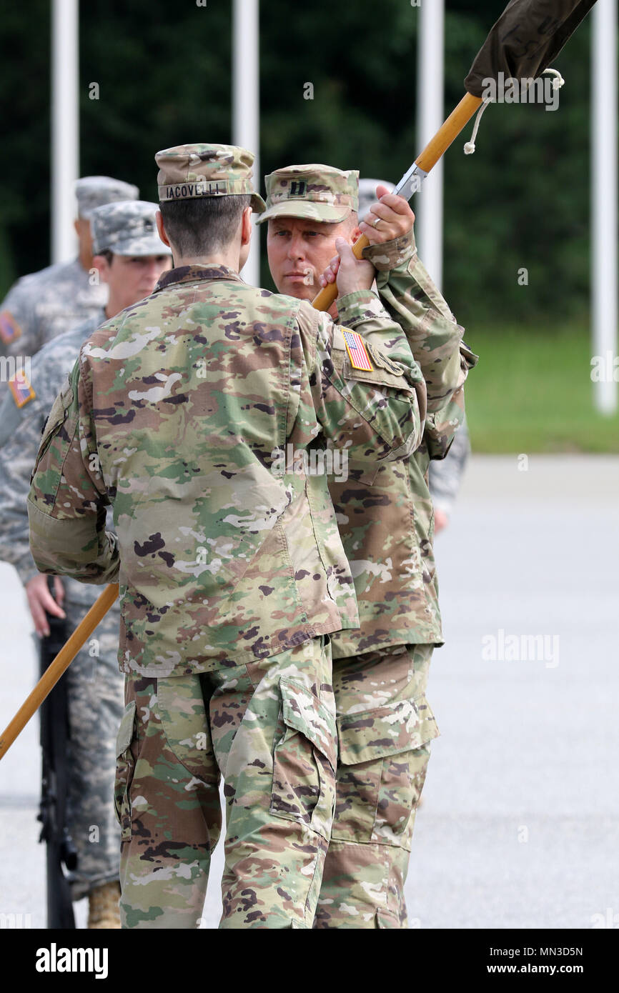 Stati Uniti La riserva di esercito di soldati provenienti da 98Training Division (entrata iniziale formazione) inattivato otto unità durante una cerimonia a Fort Benning, Georgia del 8 luglio 2017. Le unità che stanno per essere inattivati risale al 1917 e 1946 e i loro soldati servita in numerose operazioni che vanno dalla Prima Guerra Mondiale in Afghanistan. Il novantottesimo Training Division (IET) comandante generale, Briga. Gen. miglia A. Davis, detto queste unità nobilmente servito la nazione per generazioni. "Queste unità sono aumentati per ogni sfida dato a loro. Mi congratulo con i soldati e le famiglie, il passato e il presente di queste unità per il loro duro lavoro, Foto Stock