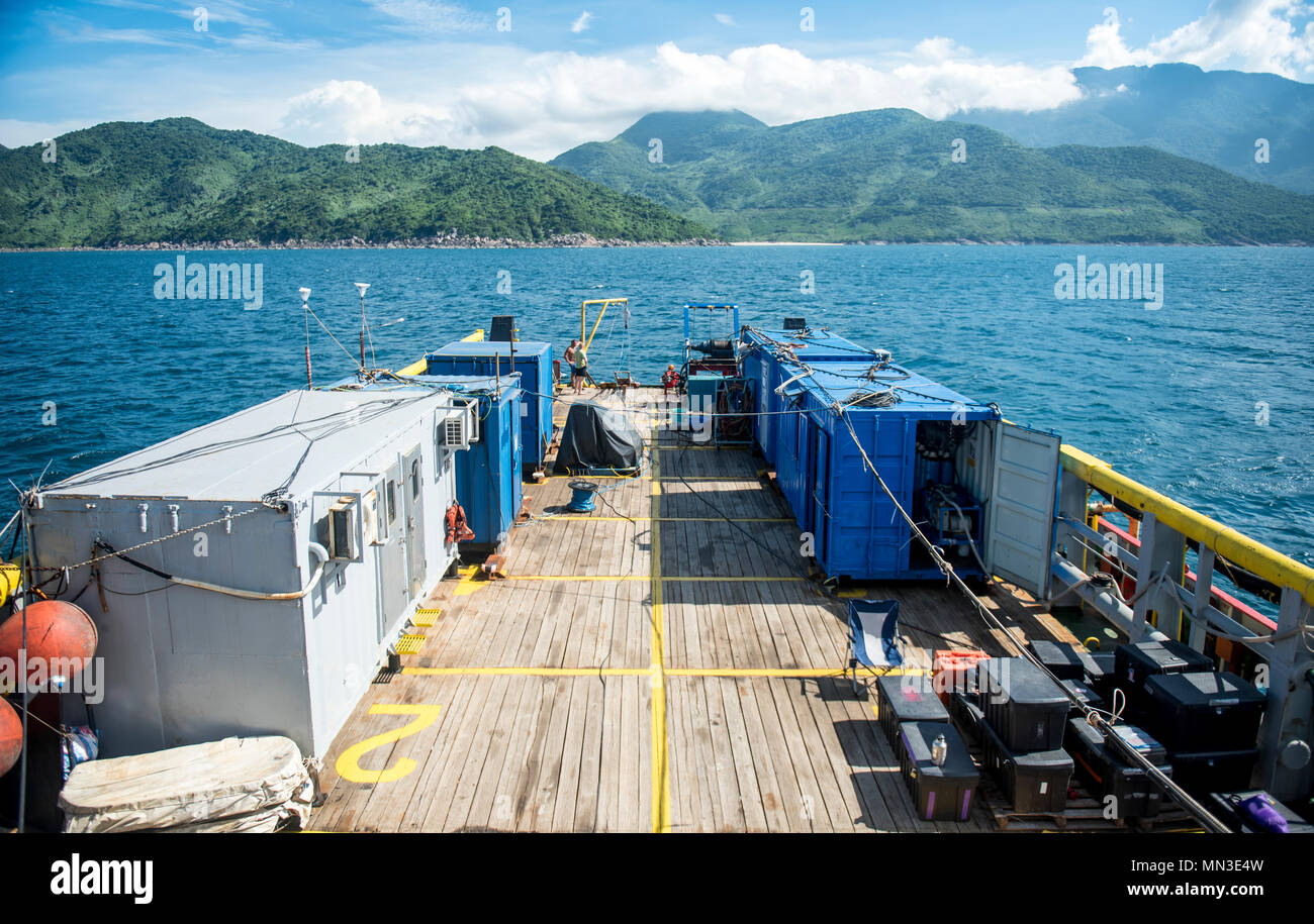 Discovery 01 è una nave operata dalla Lam Hong Diving in Vietnam. Il 17 agosto 2017, la nave ha sostenuto la Defense POW/mia Accounting Agency durante le indagini subacquee nel Mar Cinese meridionale vicino a da Nang, in Vietnam. L'immagine d'archivio documenta la piattaforma marittima utilizzata per le missioni di recupero e contabilità che coinvolgono il personale statunitense scomparso. Foto Stock
