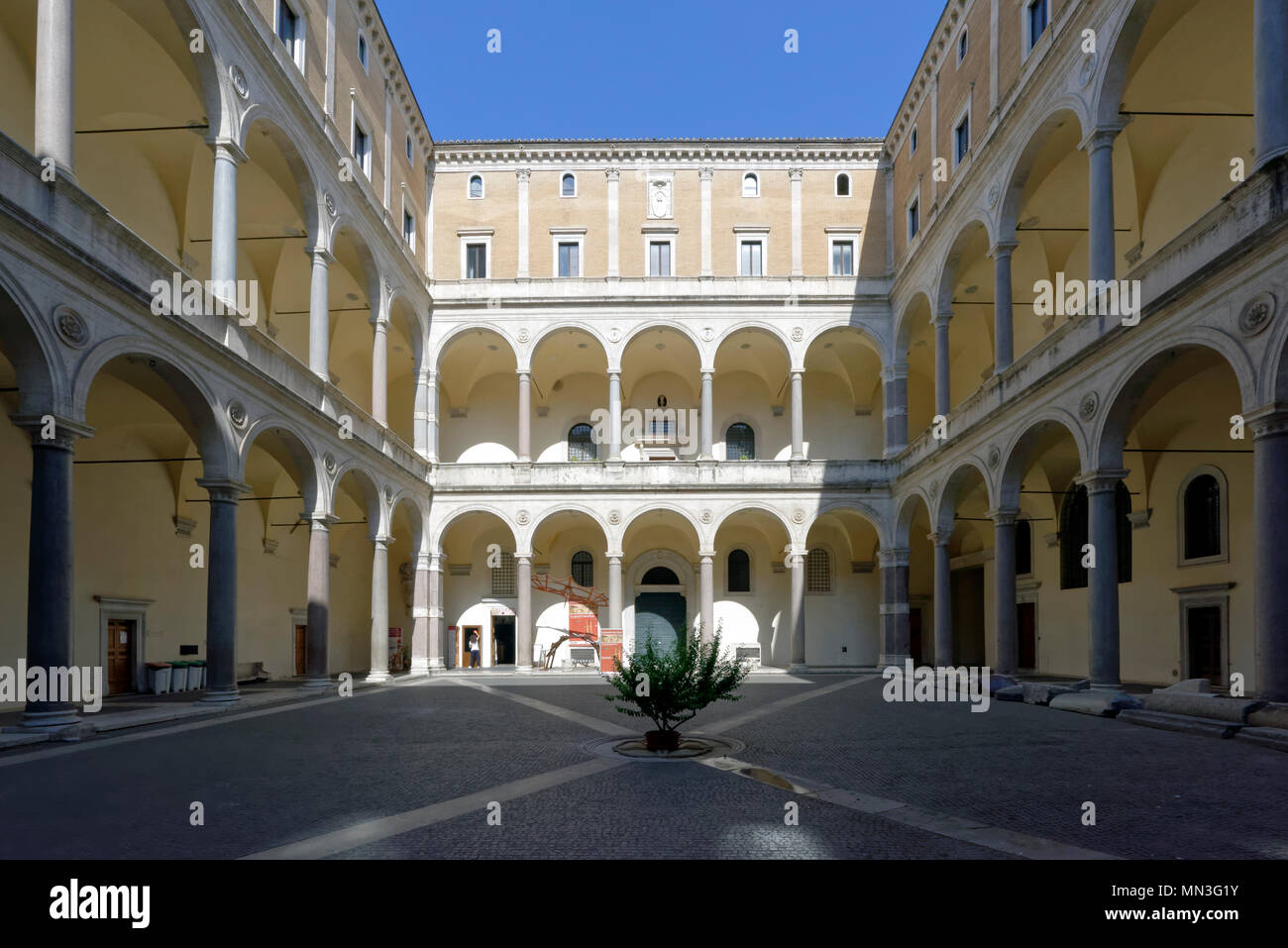 Il XV secolo Palazzo della Cancelleria (Palazzo della Cancelleria), Roma, Italia. Il cortile interno è rivestito con quaranta quattro granito egiziano col Foto Stock