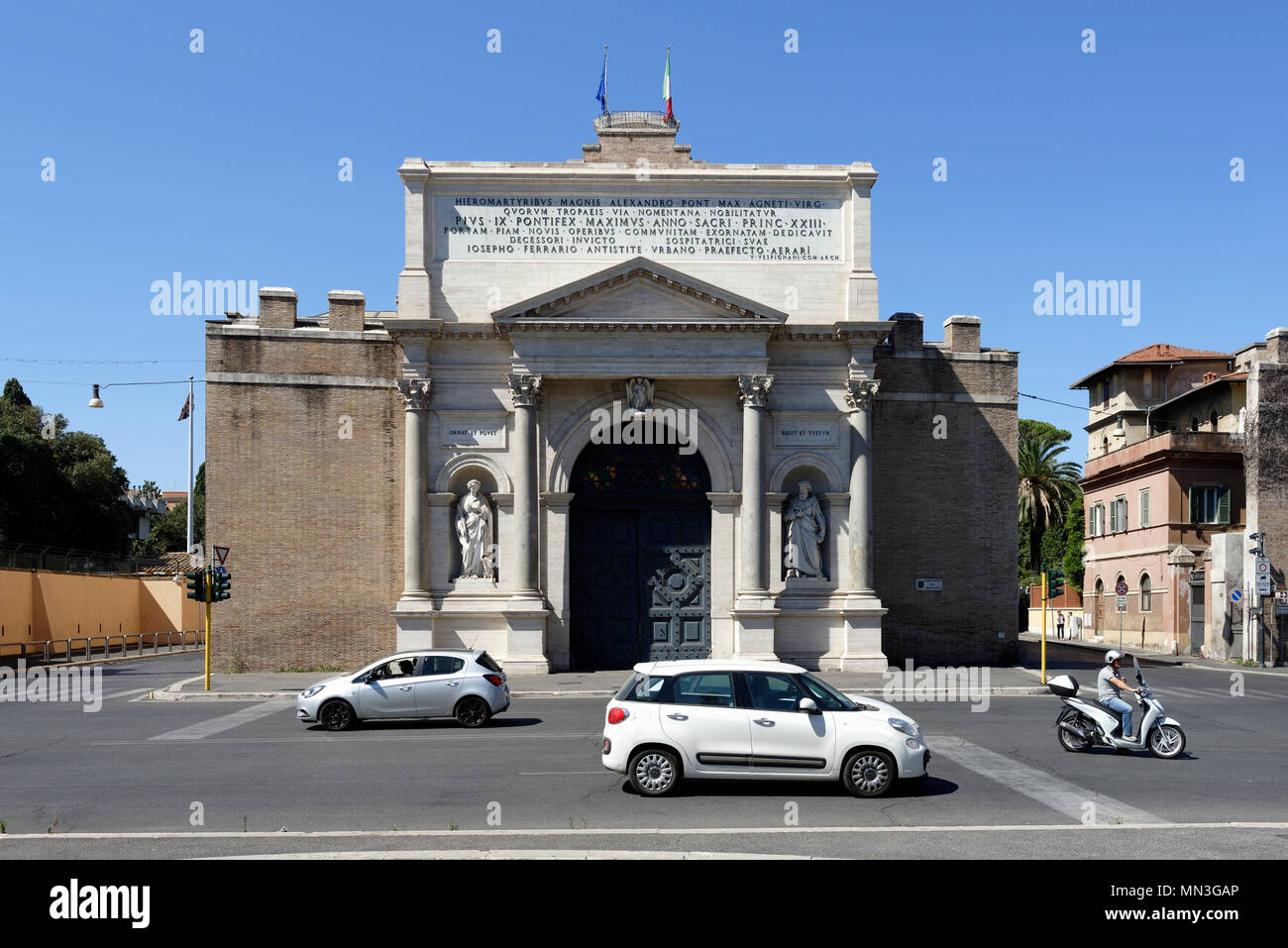 La breccia di Porta Pia gate esterno in Piazzale di Porta Pia, Roma,  Italia. La porta esterna è stata costruita nel 1868 durante il regno di  Papa Pio IX e oggi è