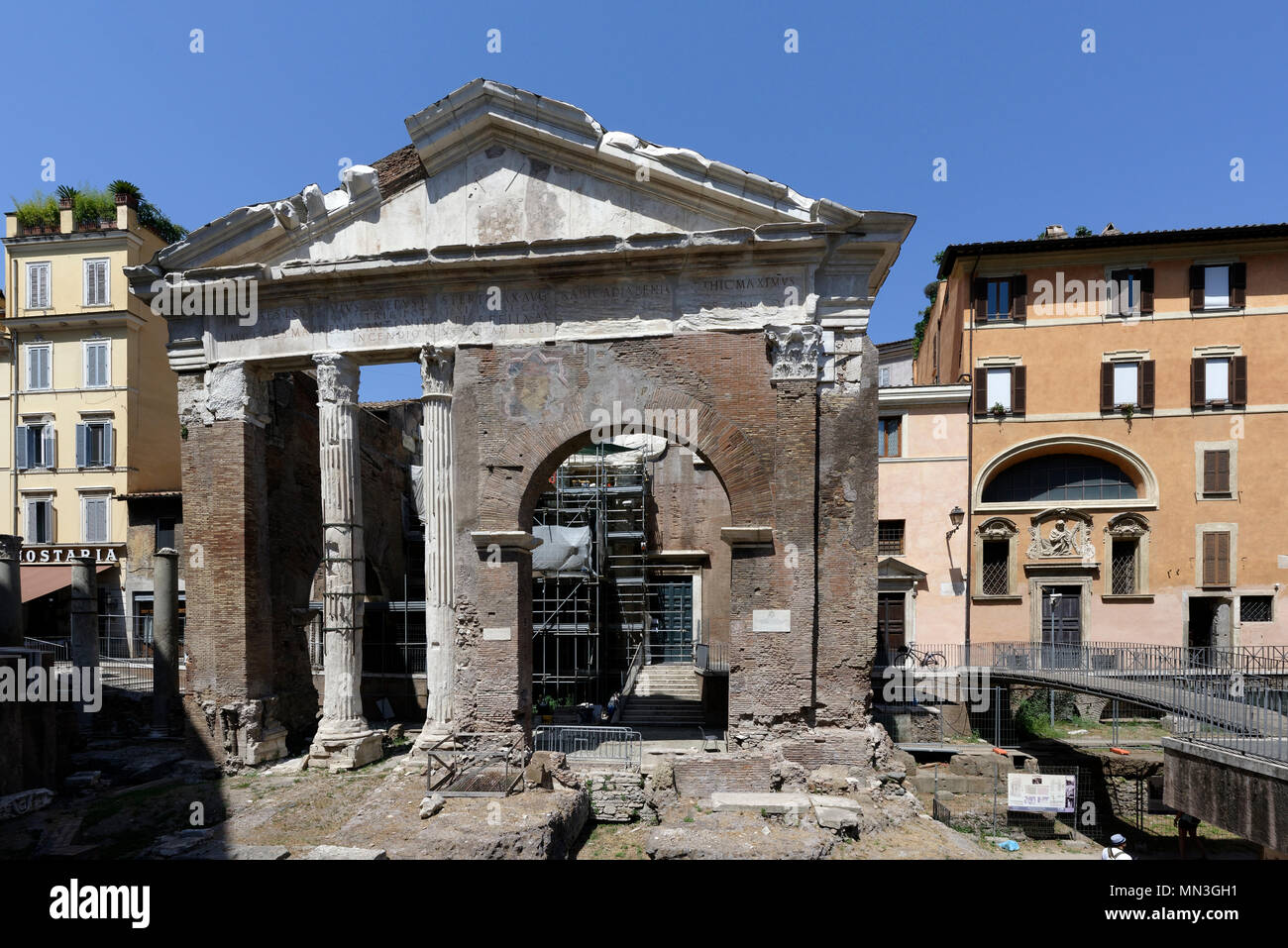 La sezione centrale del Portico d'Ottavia costruita in onore di Augusto per sua sorella Ottavia, Roma, Italia. Dating da 23 BC, il Portico una volta occ Foto Stock
