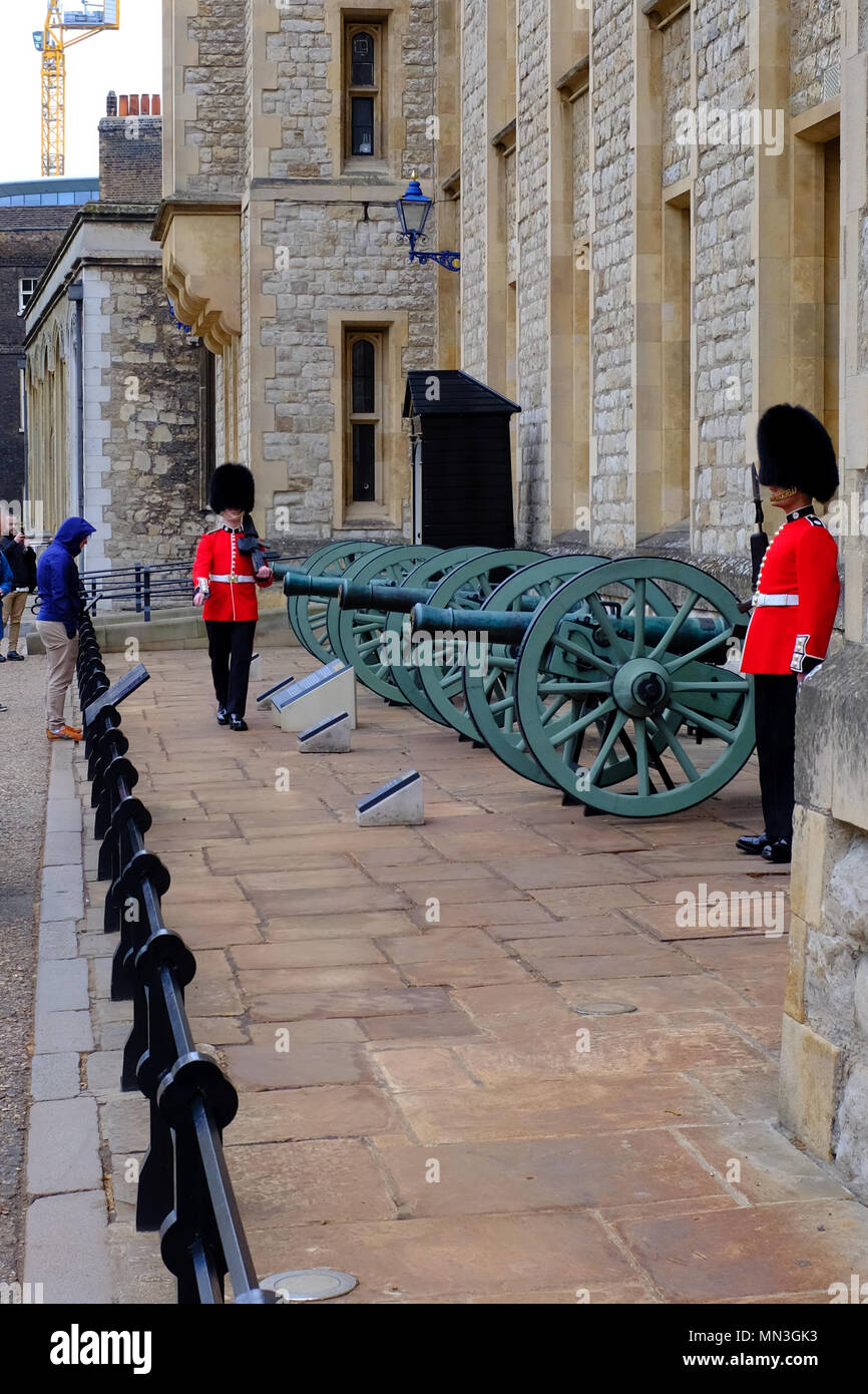 Coldstream Guards in servizio presso la Torre di Londra REGNO UNITO Foto Stock