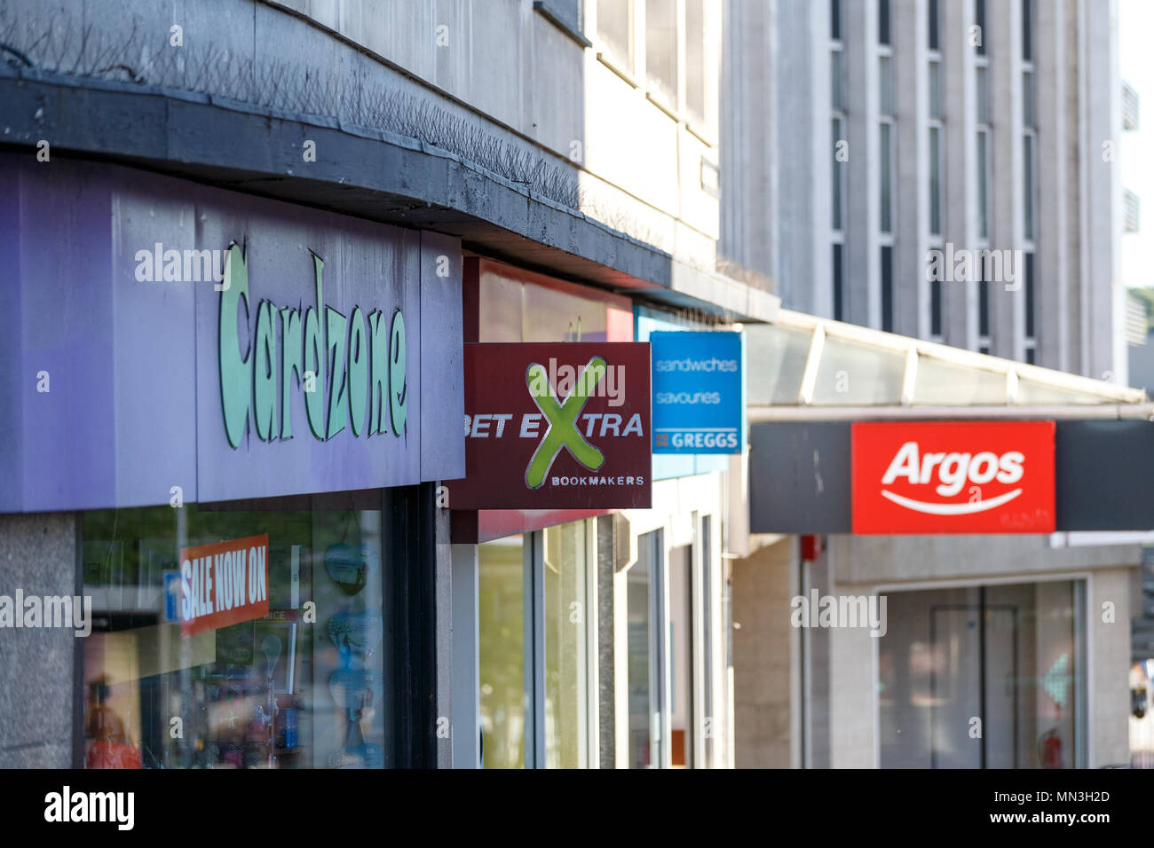 Indicazioni per diversi British high street brands in Sheffield, compresi Cardzone, scommessa extra, Greggs e Argos, nel 2018. Foto Stock
