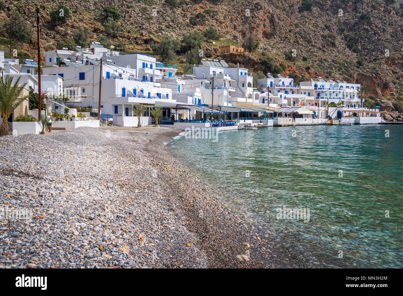 Spiaggia del pittoresco villaggio di Loutro in Creta, Grecia Foto Stock