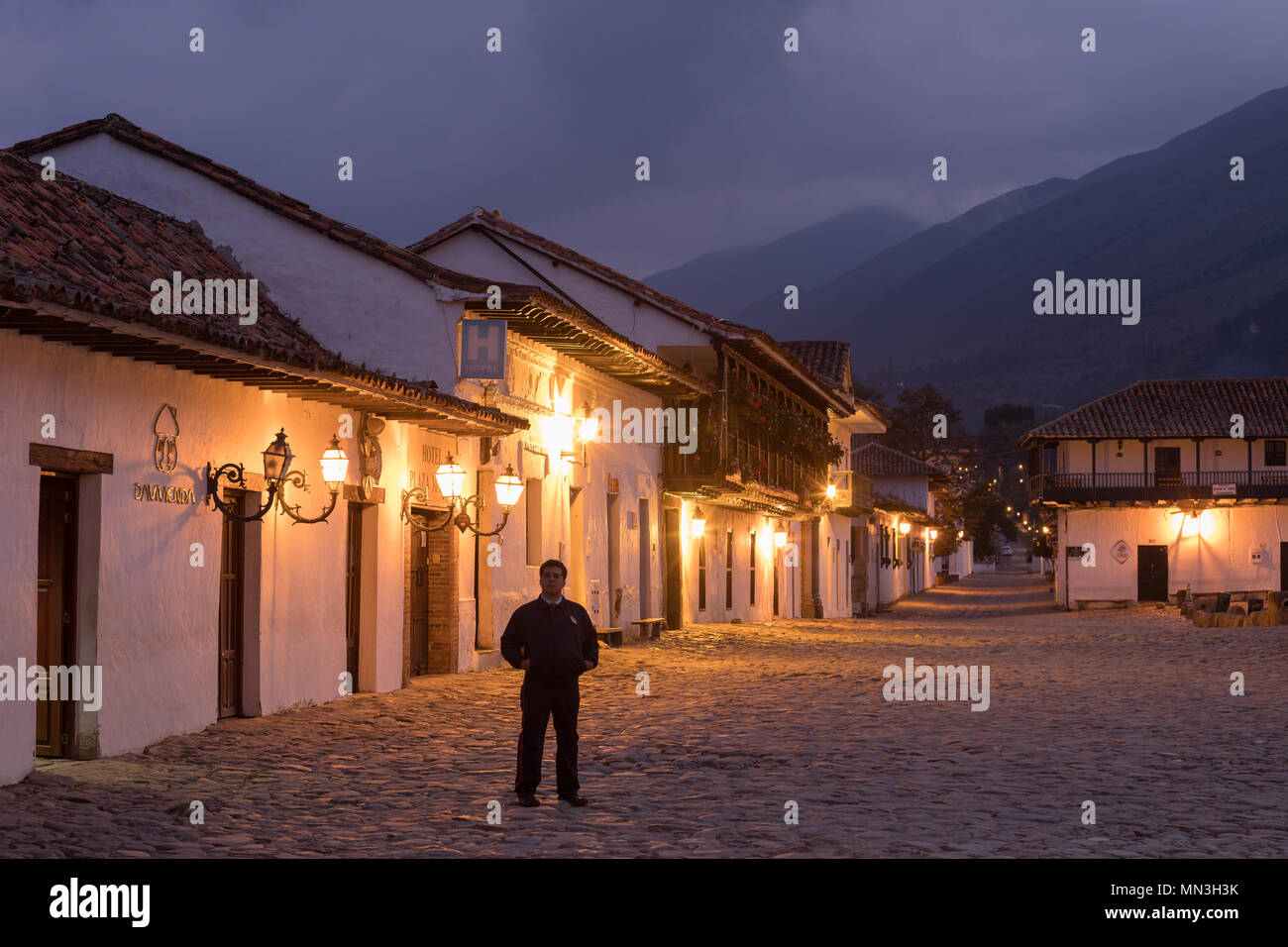 Una guardia di sicurezza in Plaza Mayor all'alba, Villa de Leyva, Boyacá, Columbia, Sud America Foto Stock