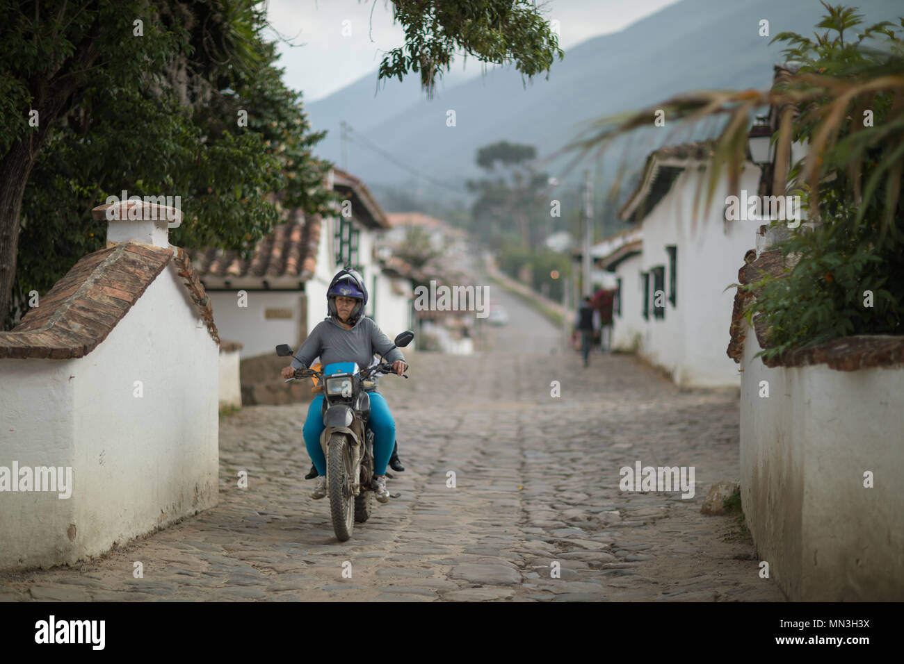 Un uomo su una moto, Villa de Leyva, Boyacá, Colombia Foto Stock