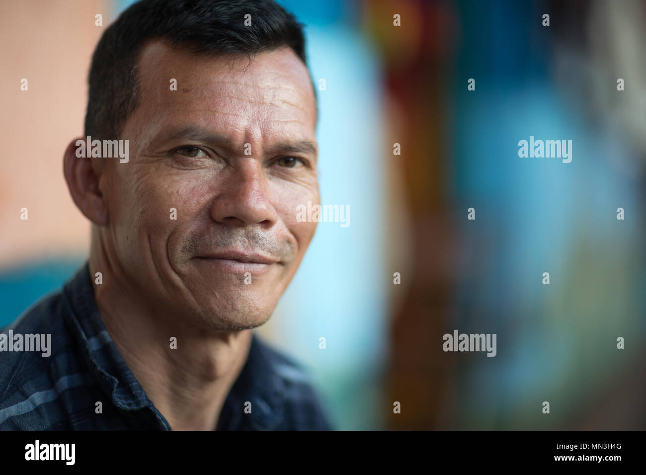 La gente del posto al di fuori di un bar in Raquira, Boyaca, Colombia Foto Stock