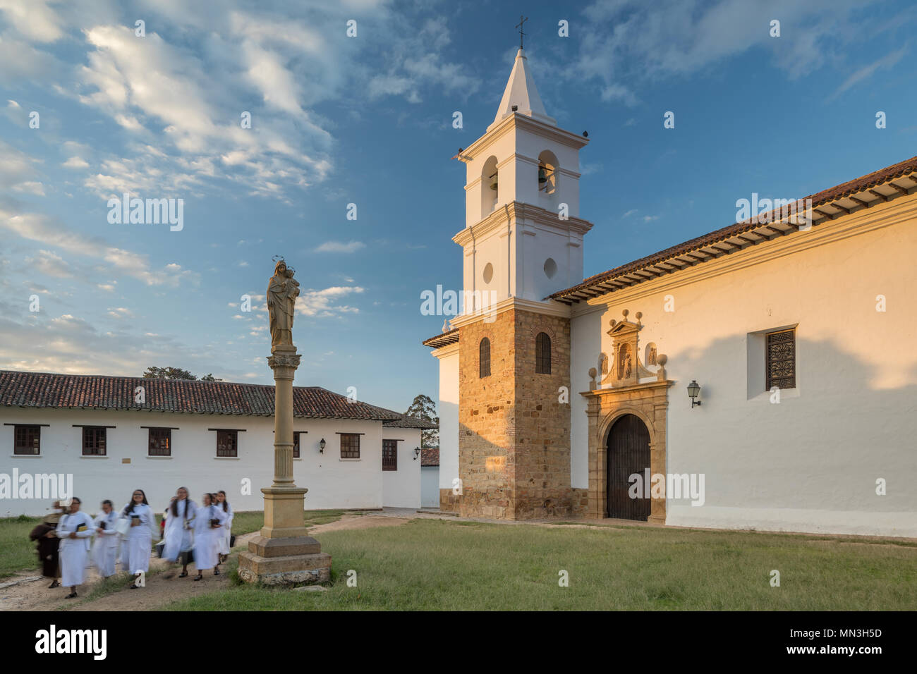 Le monache a piedi attraverso i motivi di Iglesia del Carmen, Villa de Leyva, Boyacá, Colombia Foto Stock