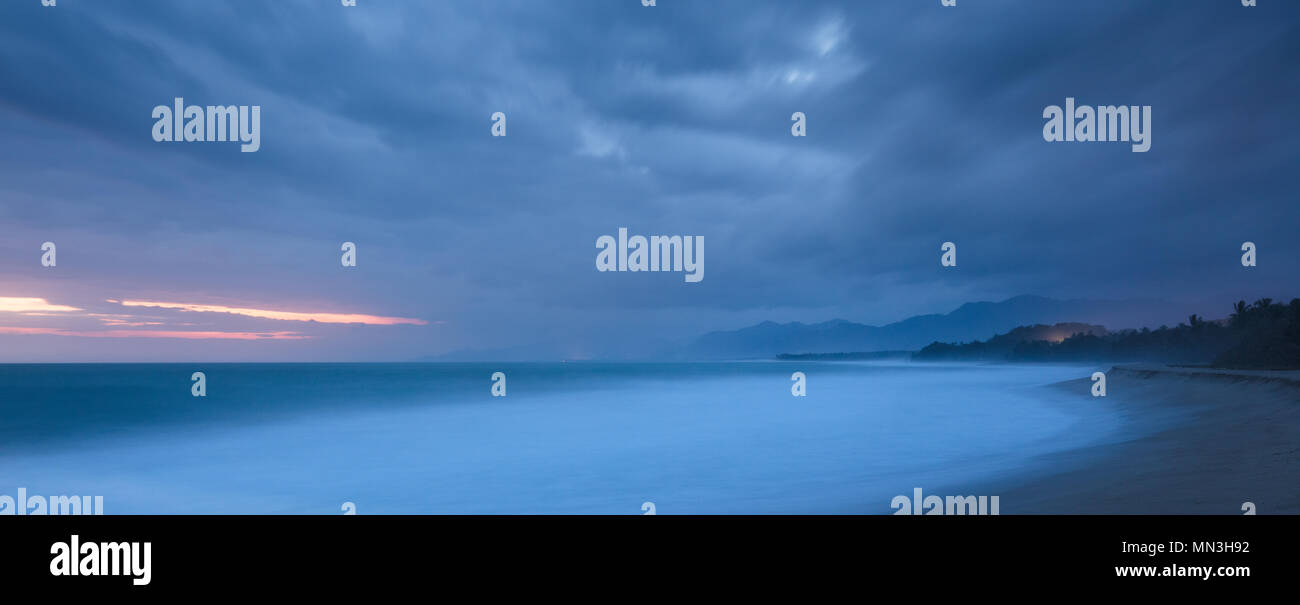 Playa Naranjos e la costa dei Caraibi all'alba, Magdalena, Colombia Foto Stock