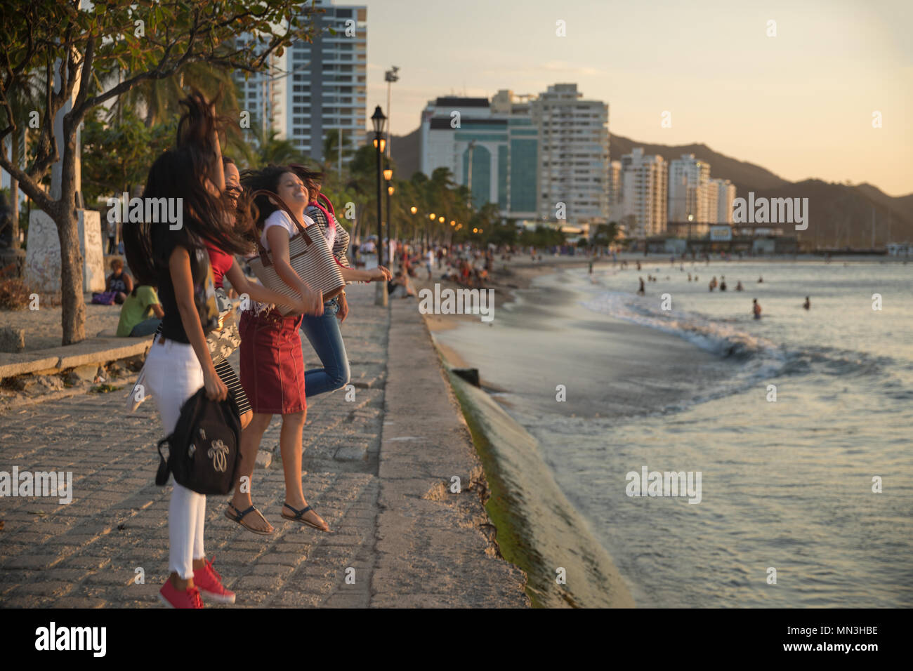 Donne Salto per un selfie sul Malecon (lungomare), Santa Marta, Magdalena, Colombia Foto Stock
