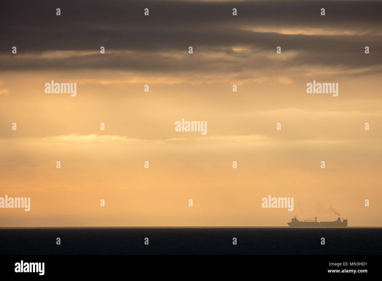 Un rullo di roll off nave nel Canale della Manica, Dorset, England, Regno Unito Foto Stock