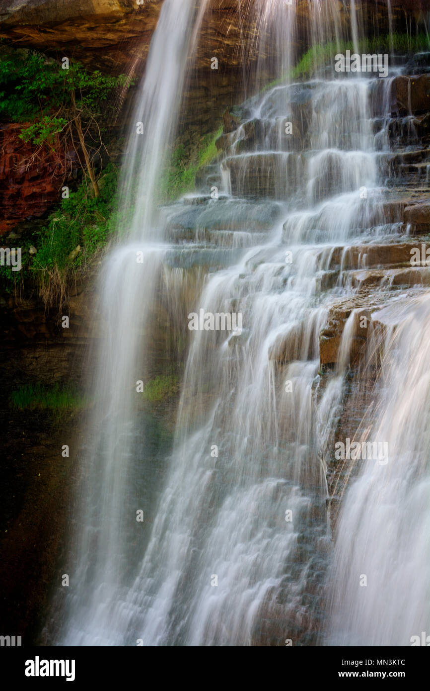 Uno sguardo più da vicino a una sezione di Brandywine cade in Cuyahoga Valley National Park in Ohio. Una splendida 65 piedi cade visto qui in tarda primavera. Foto Stock