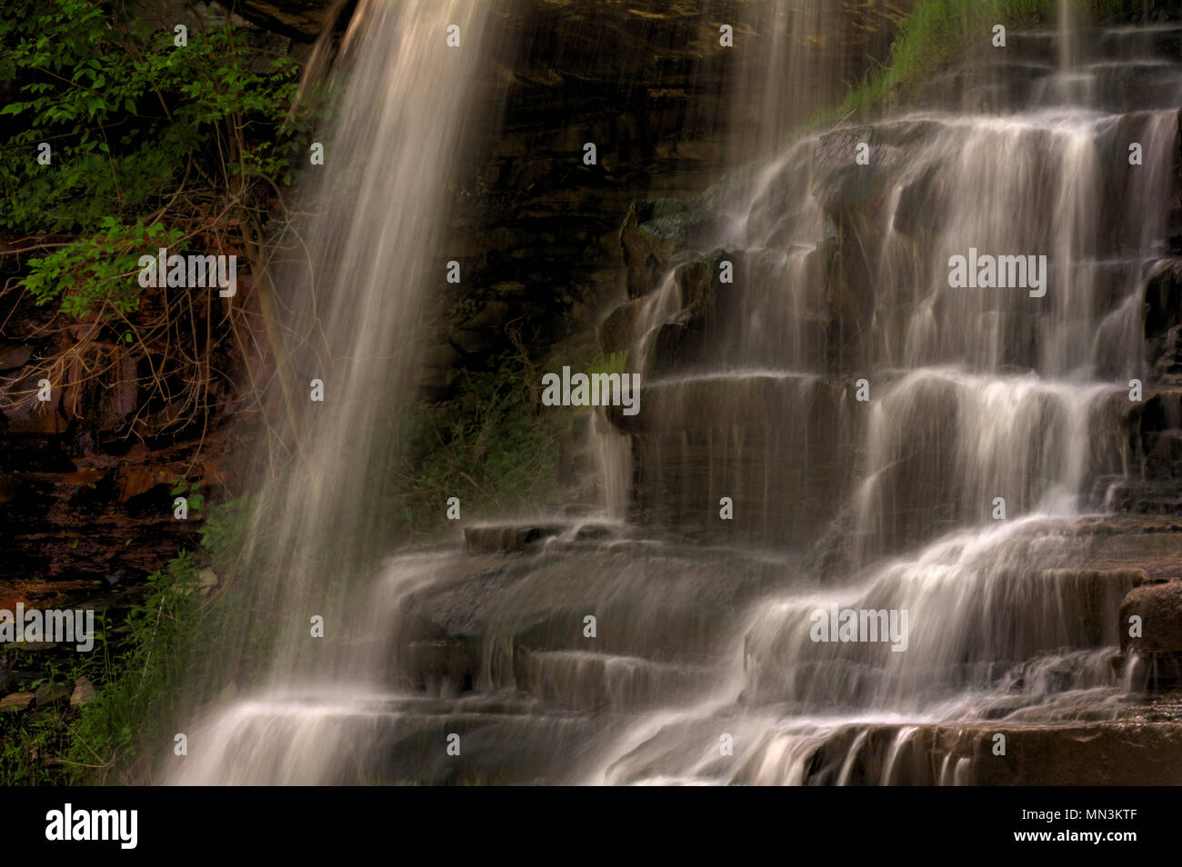 Uno sguardo più da vicino a una sezione di Brandywine cade in Cuyahoga Valley National Park in Ohio. Una splendida 65 piedi cade visto qui in tarda primavera come l'acqua t Foto Stock