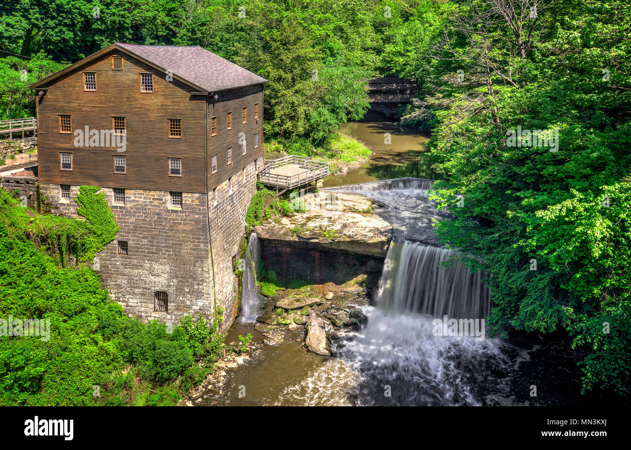 La storica Lanterman's Mill in Mill Creek Park in Youngstown Ohio. Costruito nel 1845 e restaurato nel 1982-1985. Il mulino funziona ancora oggi. Foto Stock