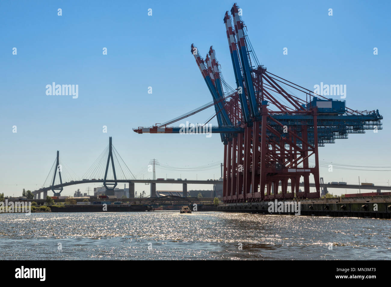 Porto gru a ponte Köhlbrandbrücke sullo sfondo del porto di Amburgo Foto Stock