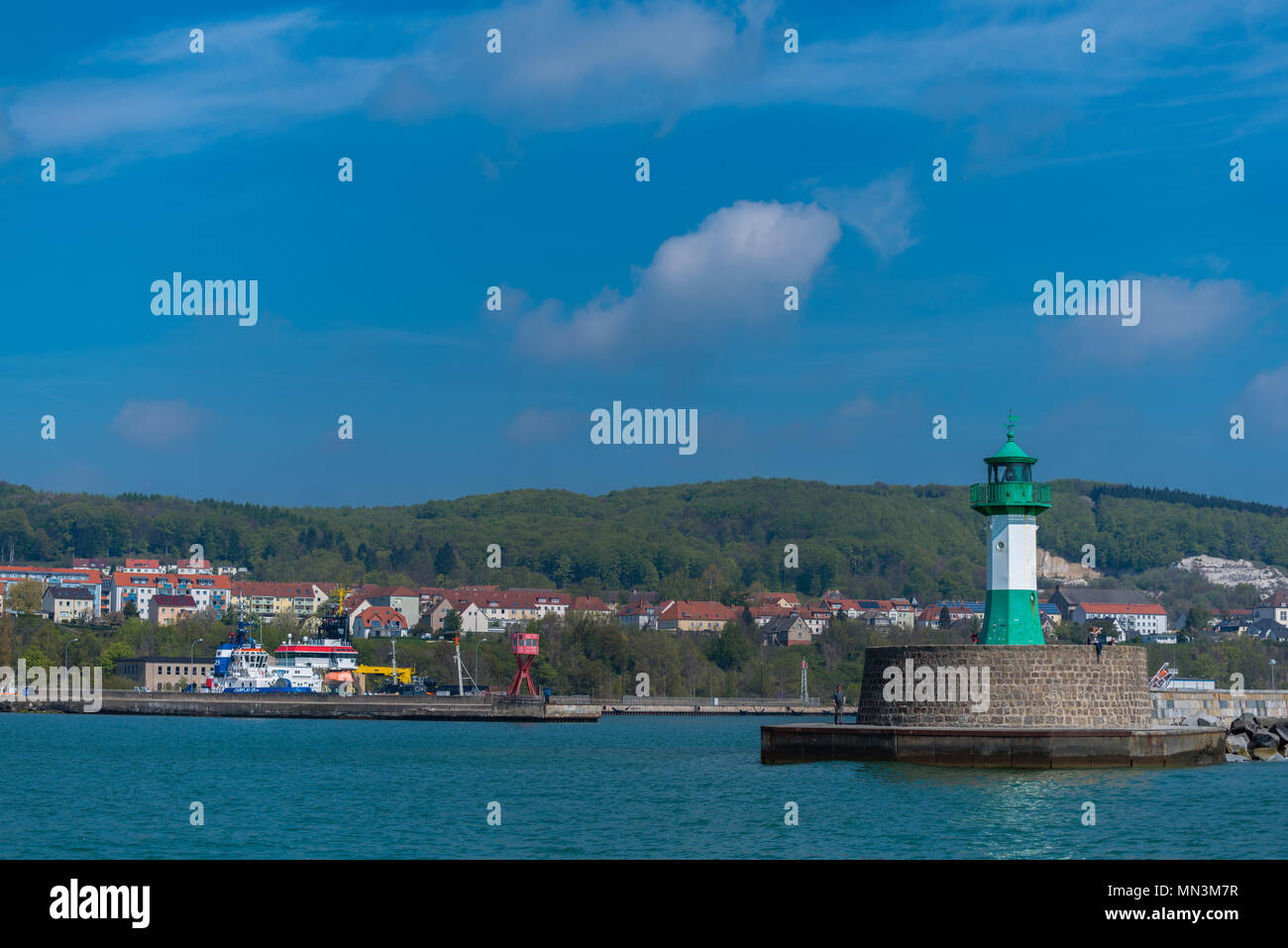 Il porto-sito di Sassnitz, pier con faro, isola di Rügen, Mar Baltico, Meclemburgo-Pomerania Occidentale, Germania, Europa Foto Stock