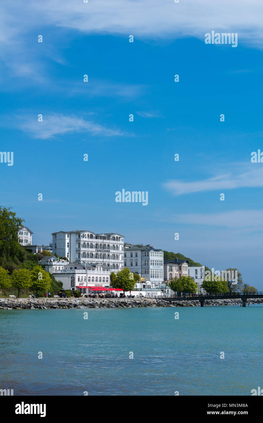 Il porto-sito di Sassnitz con i suoi ristoranti, sapartment case e alberghi, isola di Rügen, Mar Baltico, Meclemburgo-Pomerania Occidentale, Germania Foto Stock