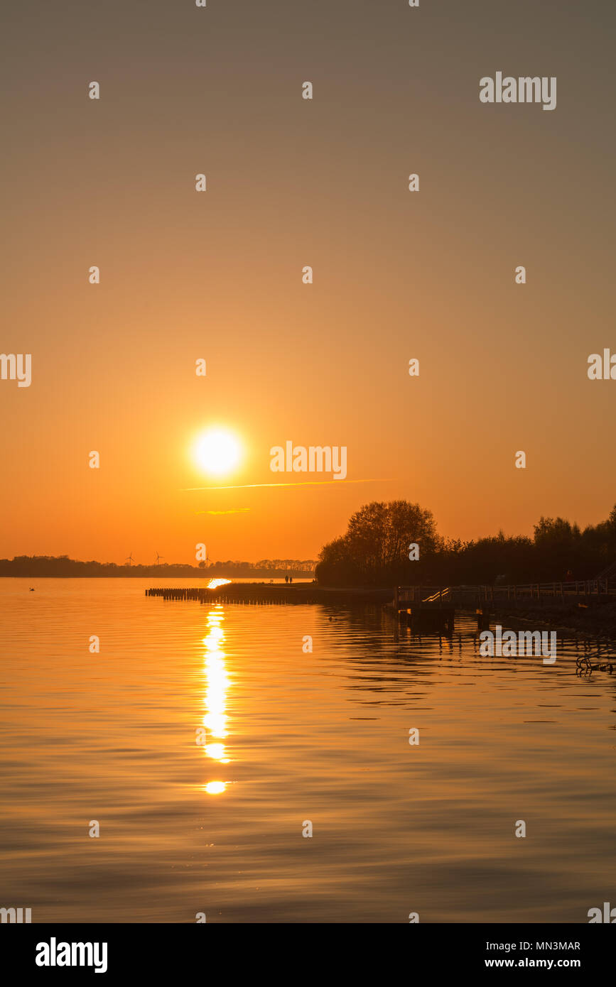 Vista dal villaggio Altefähr lungo il litorale di Rügen, Mar Baltico, Meclemburgo-Pomerania Occidentale, Germania, Europa Foto Stock