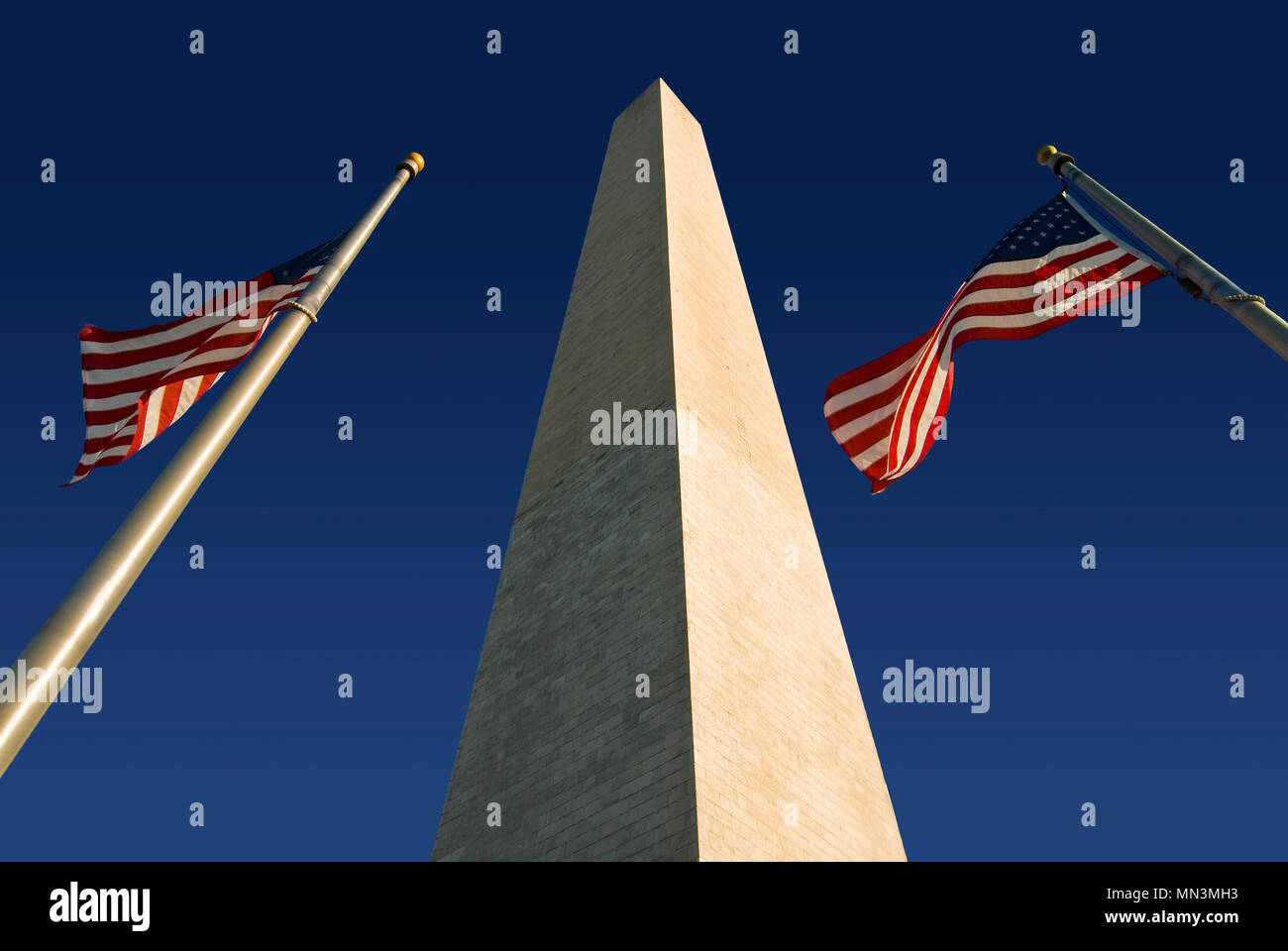 Il Monumento di Washington, fiancheggiata da due bandierine americane. Situato a Washington DC lungo il National Mall. Foto Stock