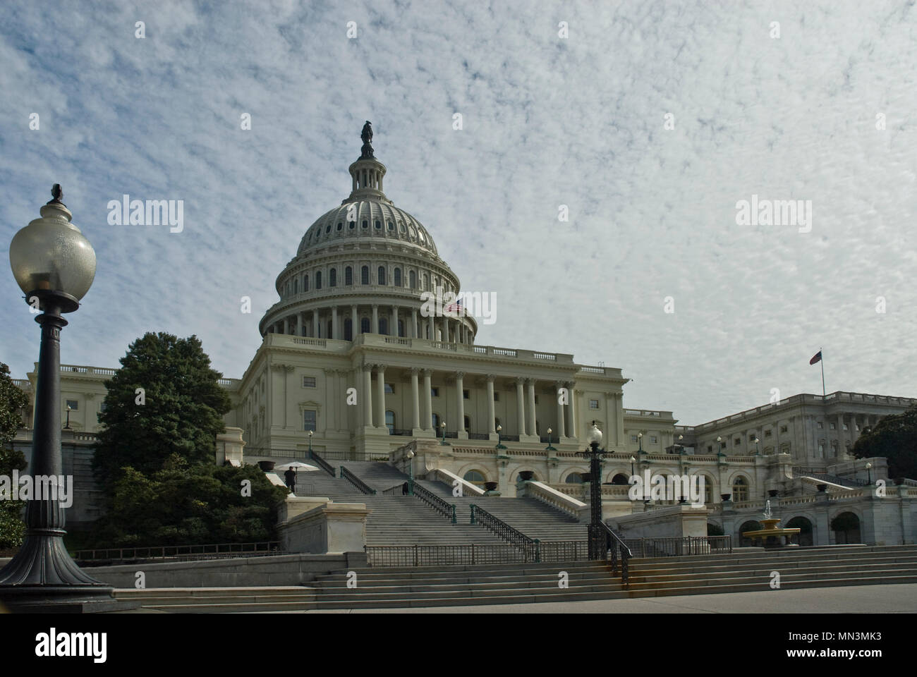 Vista dal basso del t egli passi fino agli Stati Uniti Campidoglio di Washington DC. Foto Stock