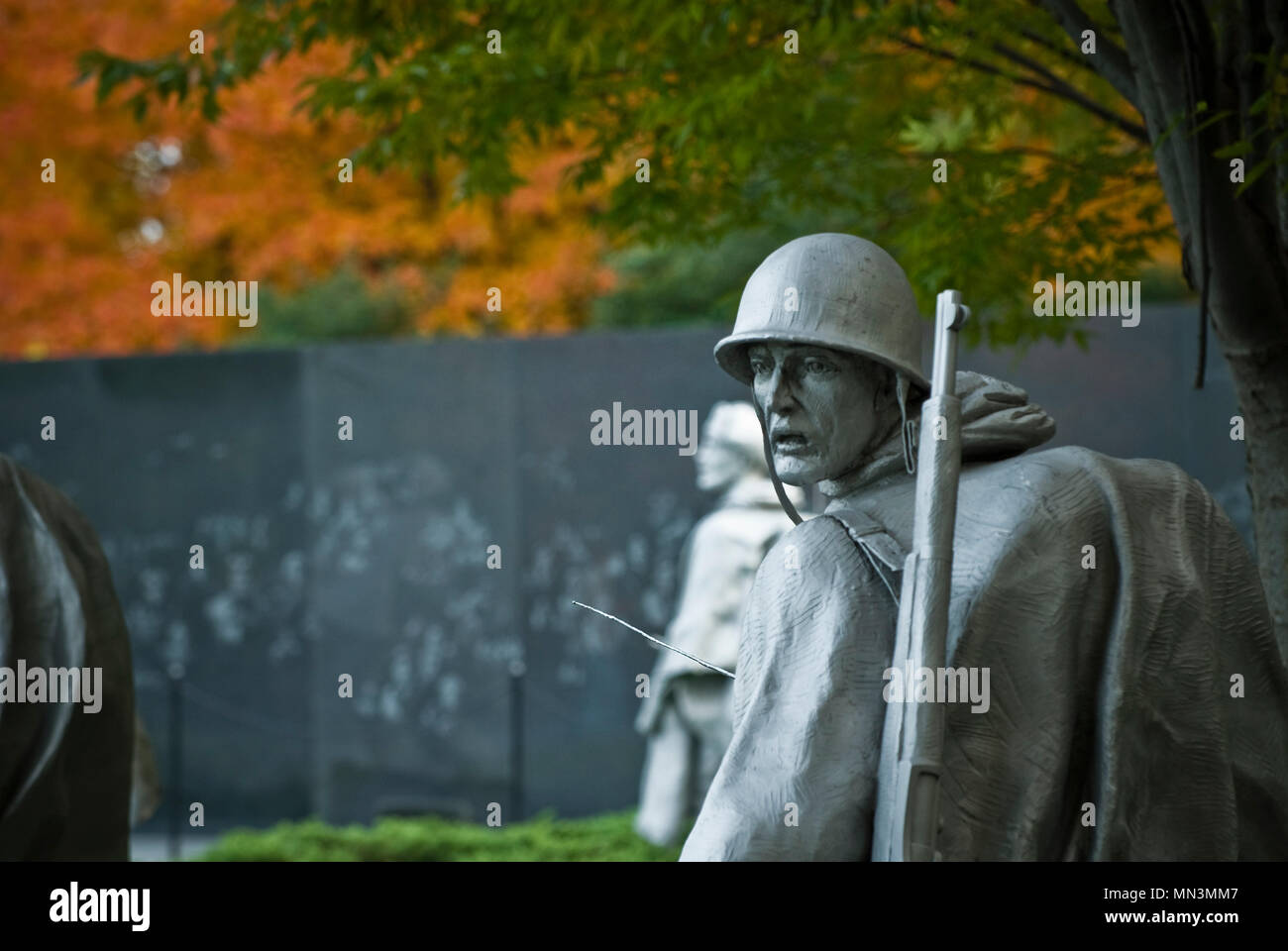 Una delle statue del Korean War Memorial a Washington DC. Situato lungo il National Mall. Profondità di campo che mostra il soldato in una messa a fuoco Foto Stock